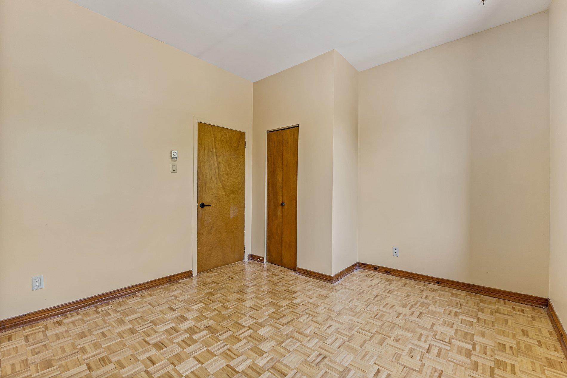 









5804


Av. de l'Esplanade

, 1,
Montréal (Le Plateau-Mont-Royal),




QC
H2T3A3

