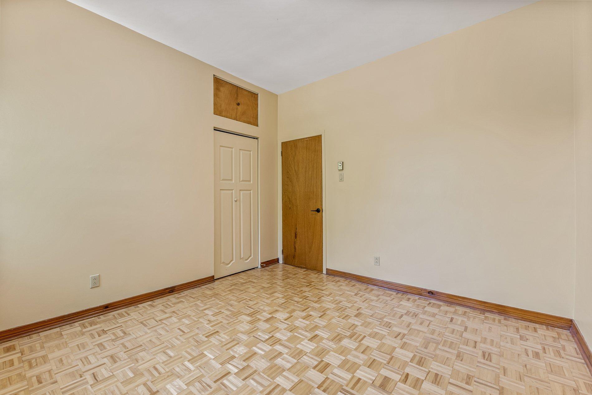 









5804


Av. de l'Esplanade

, 1,
Montréal (Le Plateau-Mont-Royal),




QC
H2T3A3

