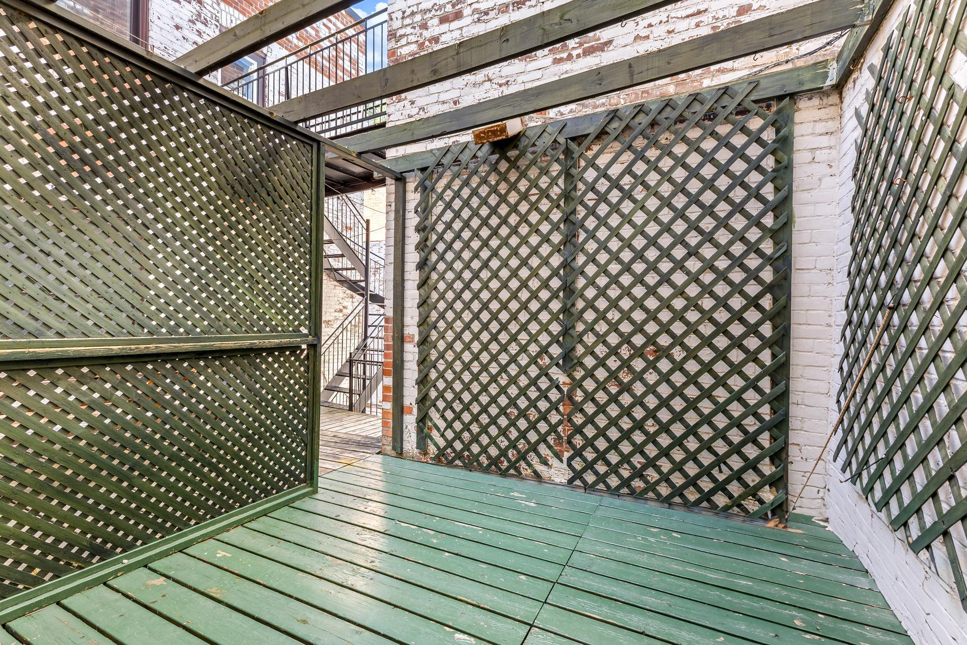 









5804


Av. de l'Esplanade

, 1,
Montréal (Le Plateau-Mont-Royal),




QC
H2T3A3

