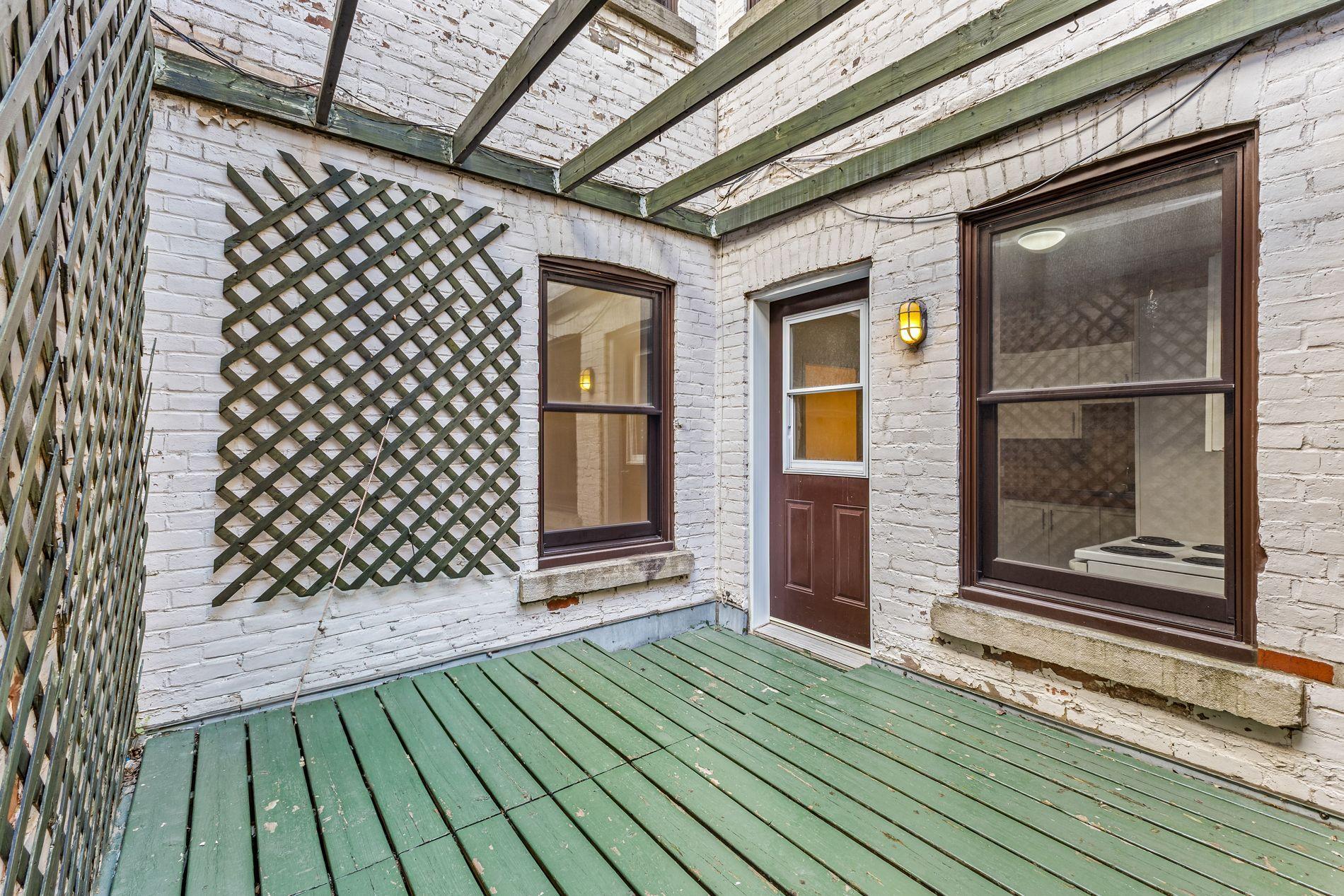









5804


Av. de l'Esplanade

, 1,
Montréal (Le Plateau-Mont-Royal),




QC
H2T3A3

