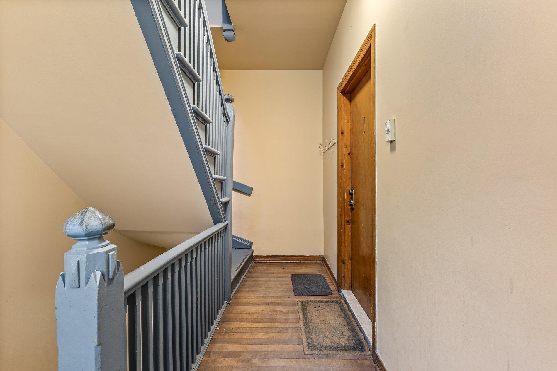 









5804


Av. de l'Esplanade

, 1,
Montréal (Le Plateau-Mont-Royal),




QC
H2T3A3

