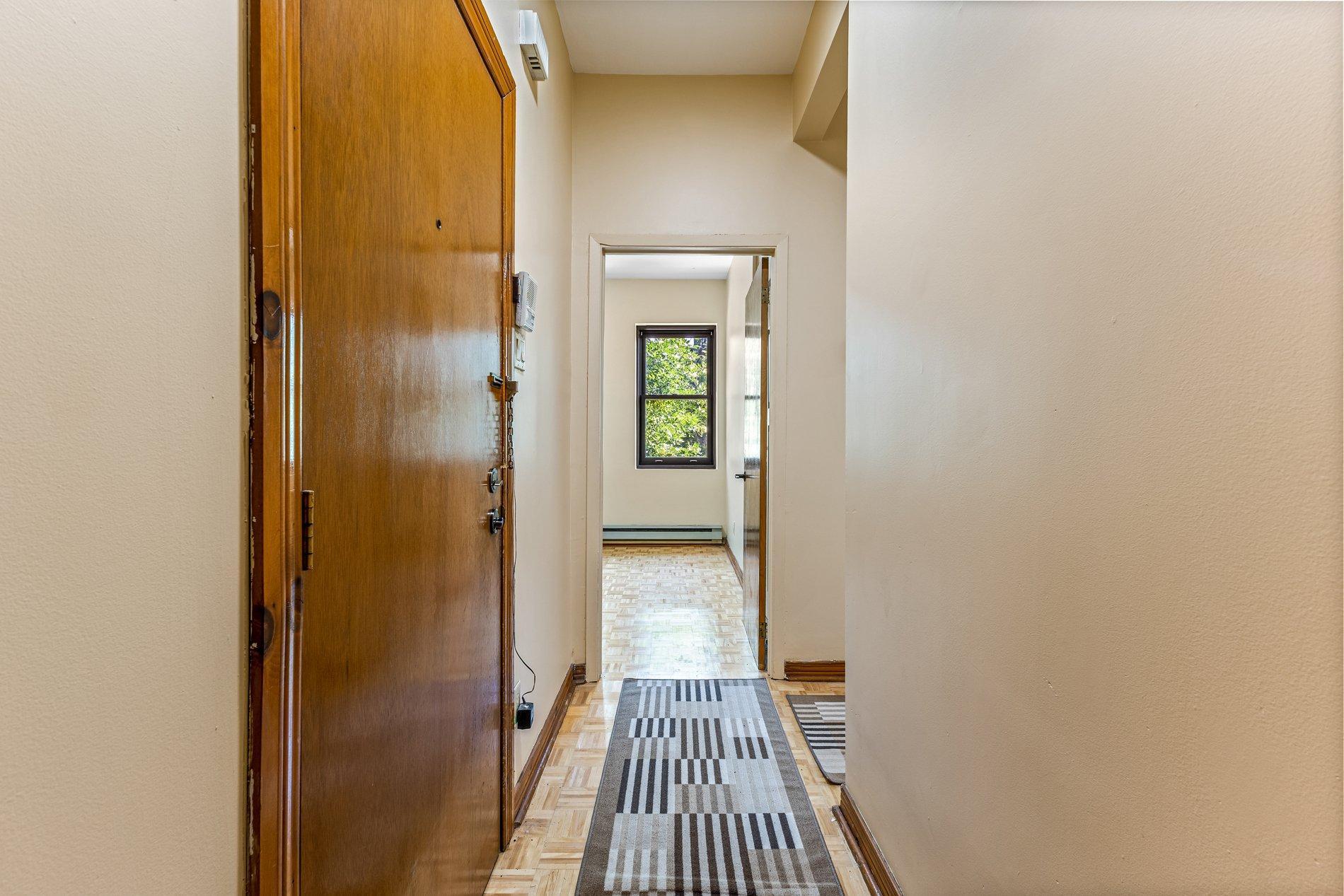 









5804


Av. de l'Esplanade

, 1,
Montréal (Le Plateau-Mont-Royal),




QC
H2T3A3

