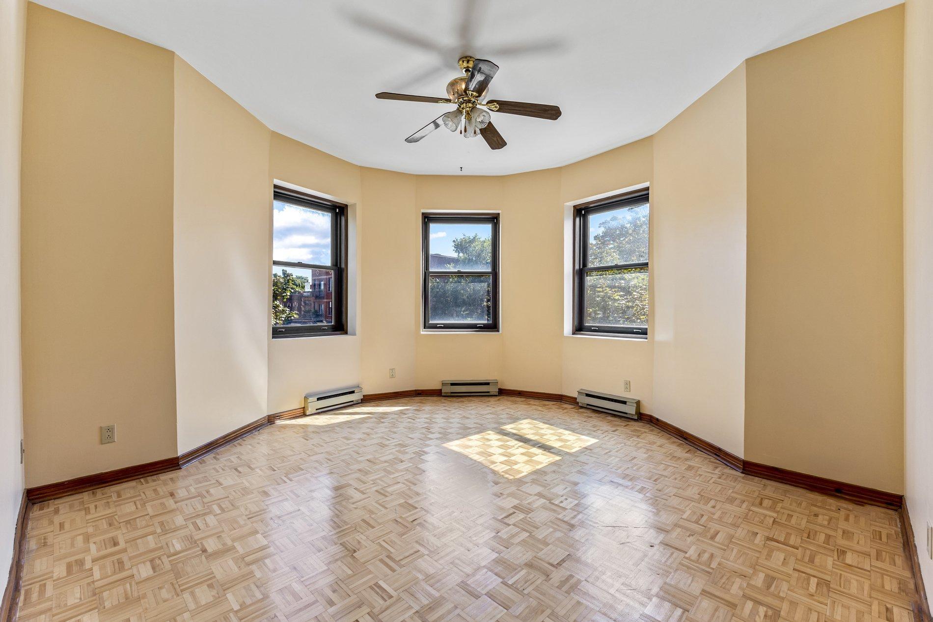 









5804


Av. de l'Esplanade

, 1,
Montréal (Le Plateau-Mont-Royal),




QC
H2T3A3

