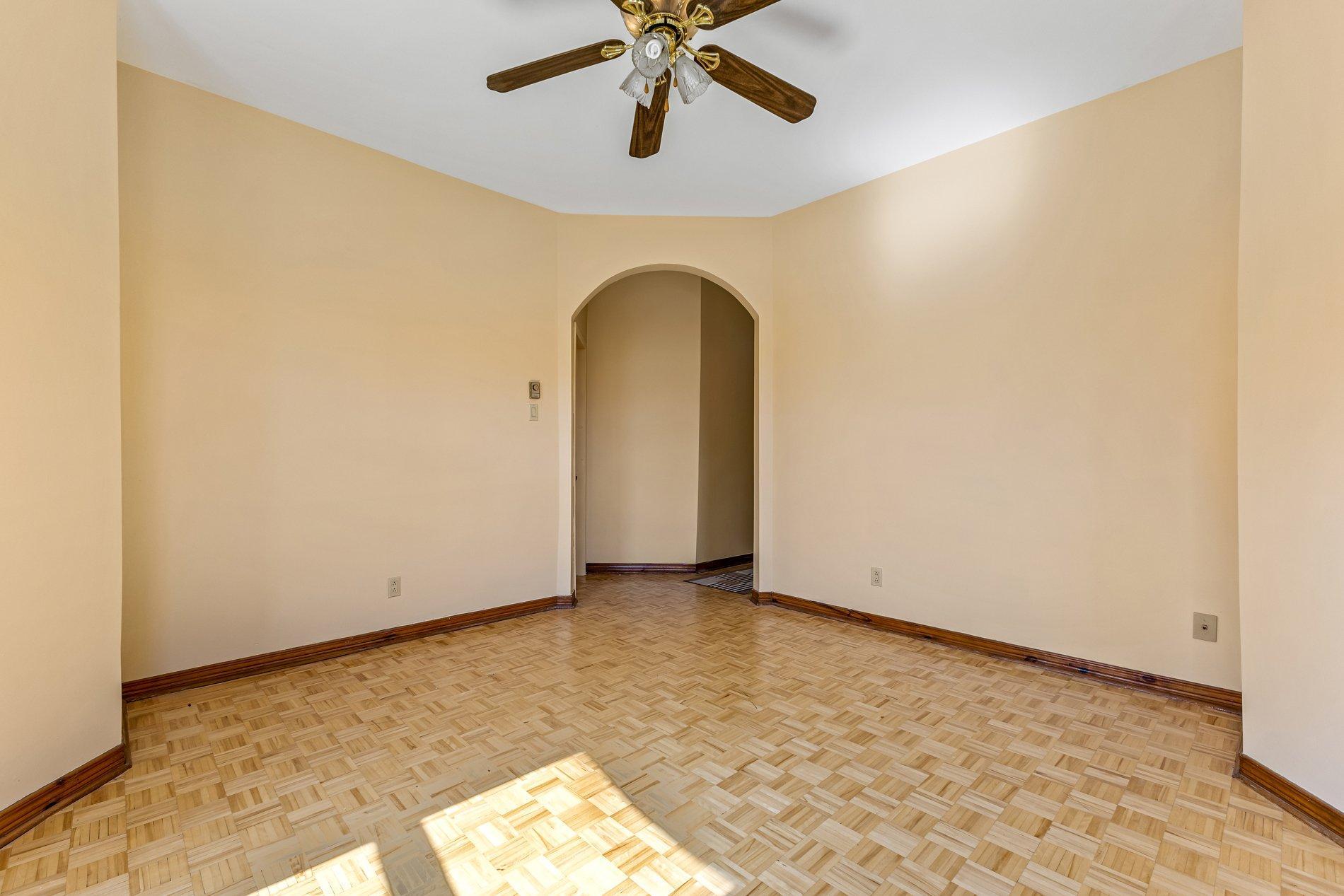 









5804


Av. de l'Esplanade

, 1,
Montréal (Le Plateau-Mont-Royal),




QC
H2T3A3

