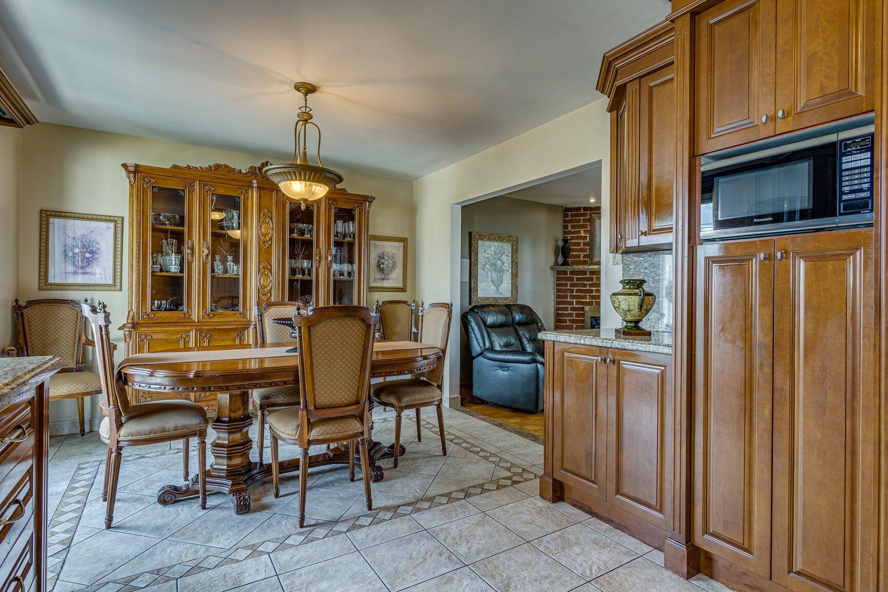 









9021


Av. Choppin

,
Montréal (Anjou),




QC
H1J2A2

