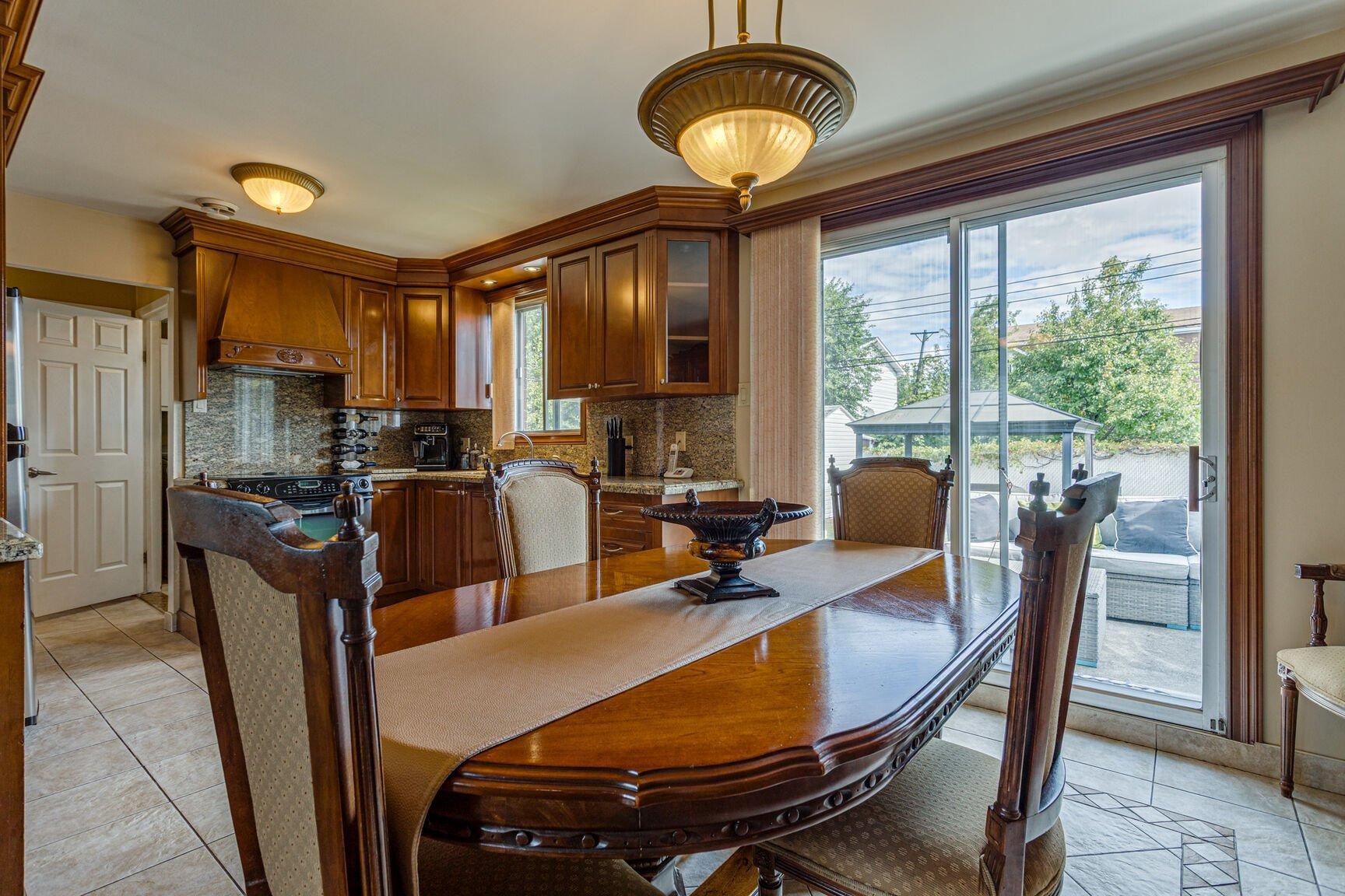 









9021


Av. Choppin

,
Montréal (Anjou),




QC
H1J2A2

