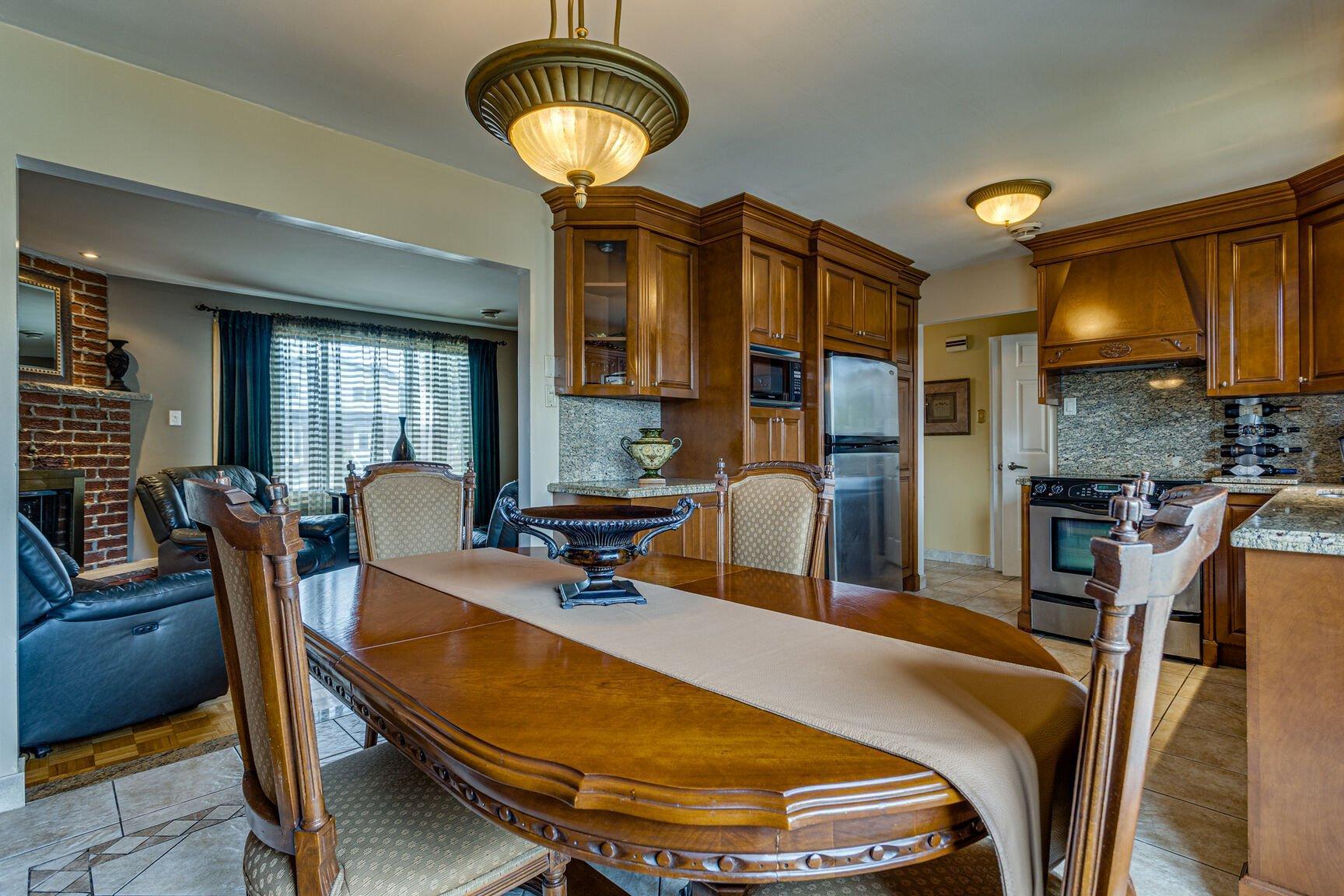 









9021


Av. Choppin

,
Montréal (Anjou),




QC
H1J2A2

