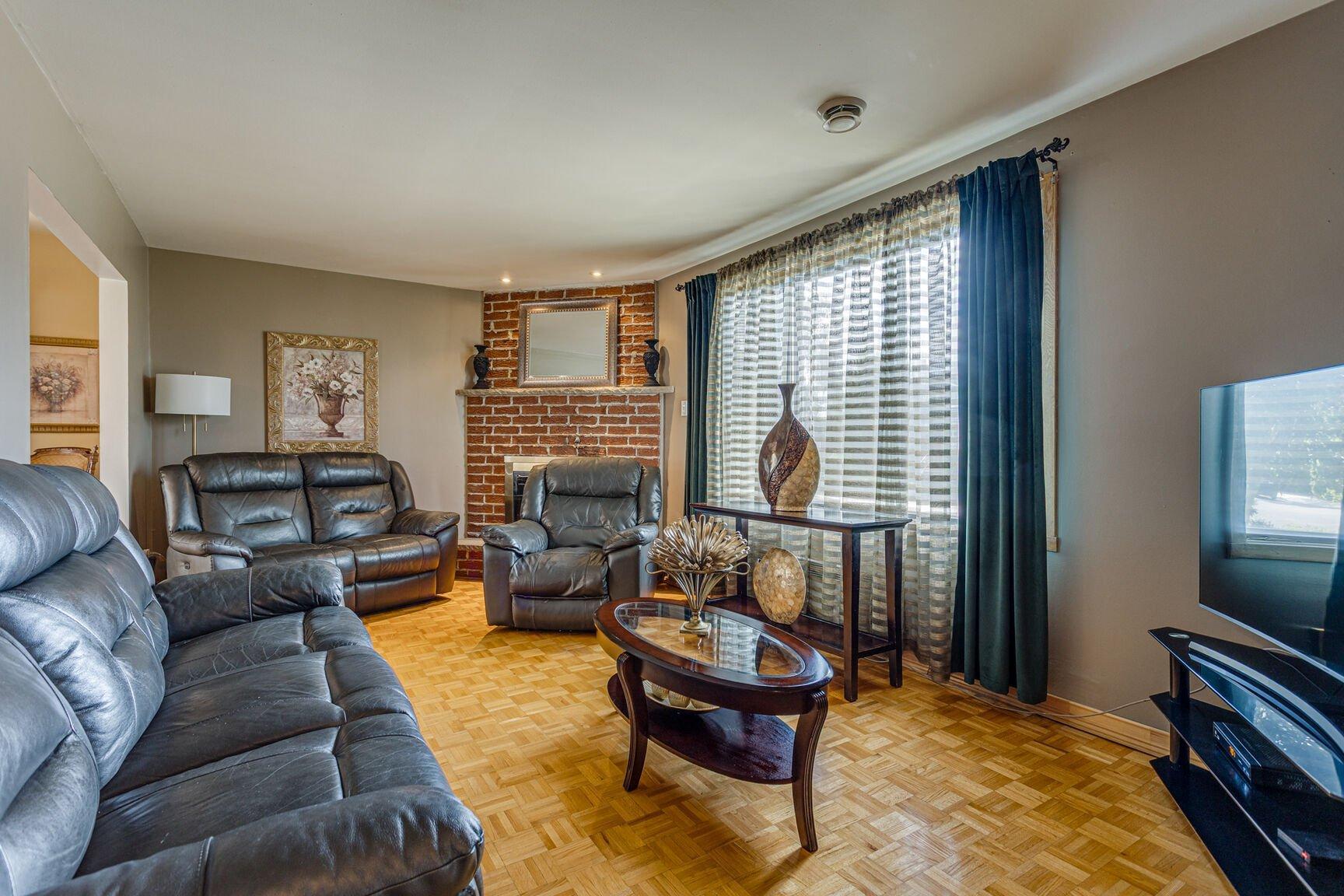 









9021


Av. Choppin

,
Montréal (Anjou),




QC
H1J2A2


