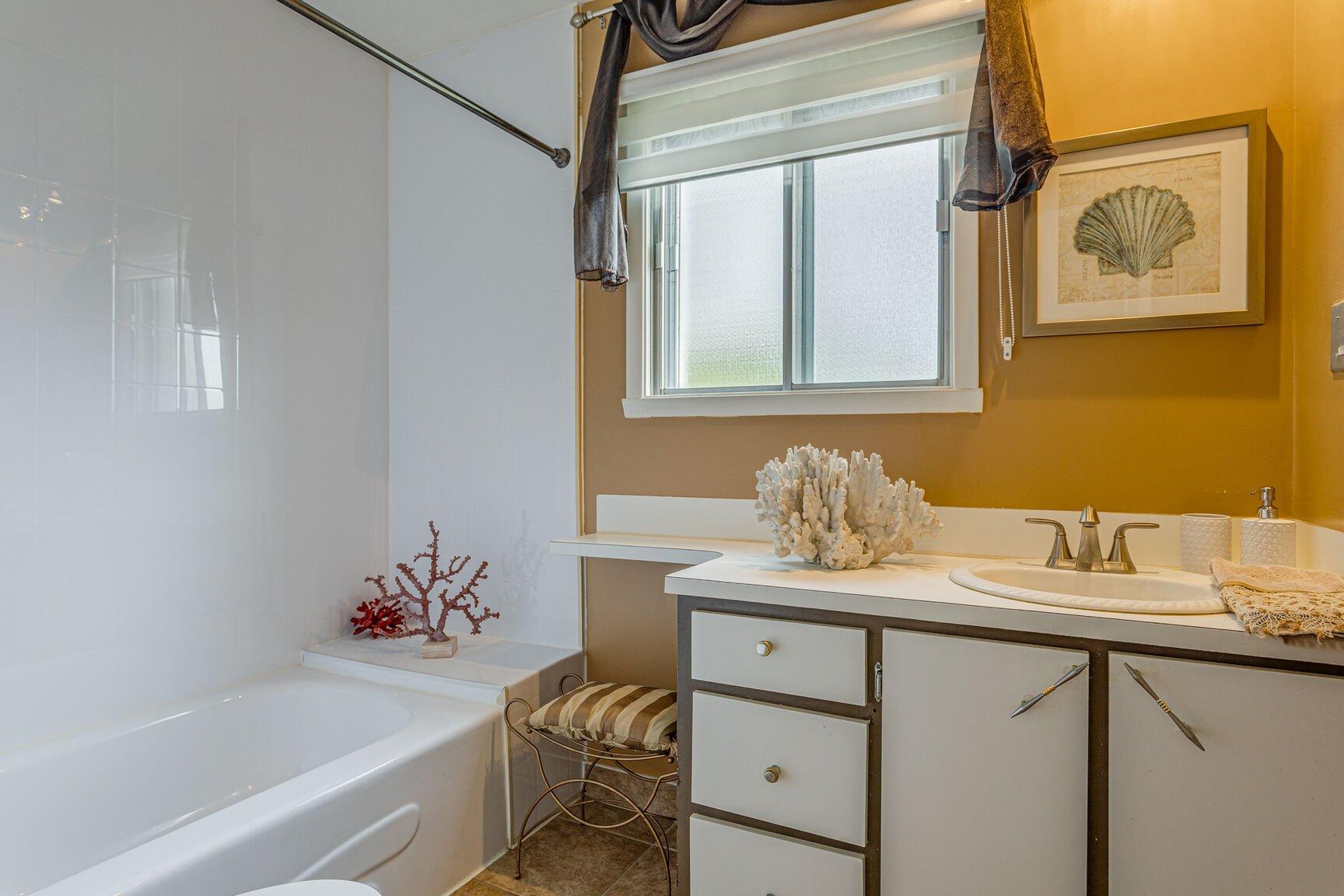 









9021


Av. Choppin

,
Montréal (Anjou),




QC
H1J2A2


