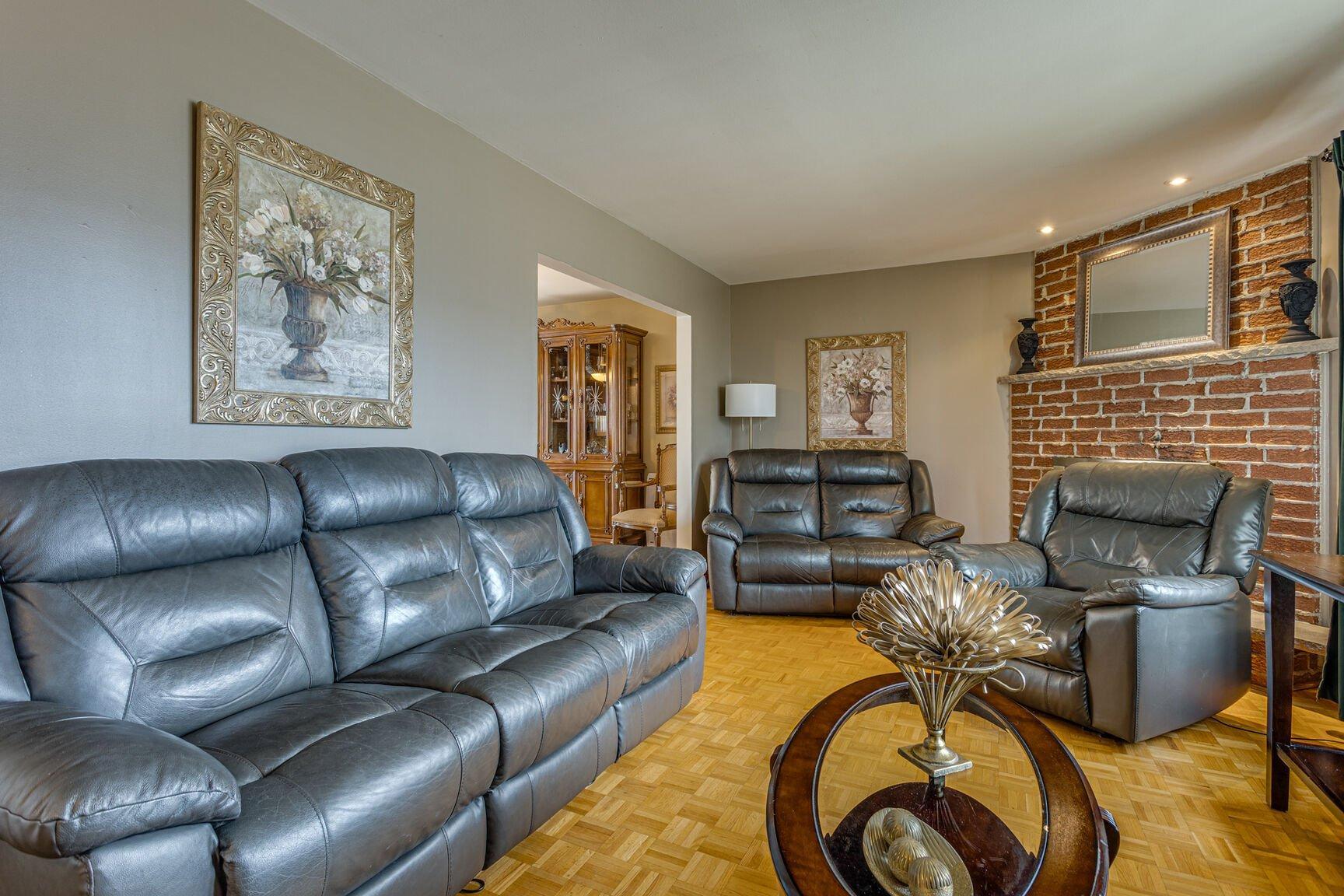









9021


Av. Choppin

,
Montréal (Anjou),




QC
H1J2A2

