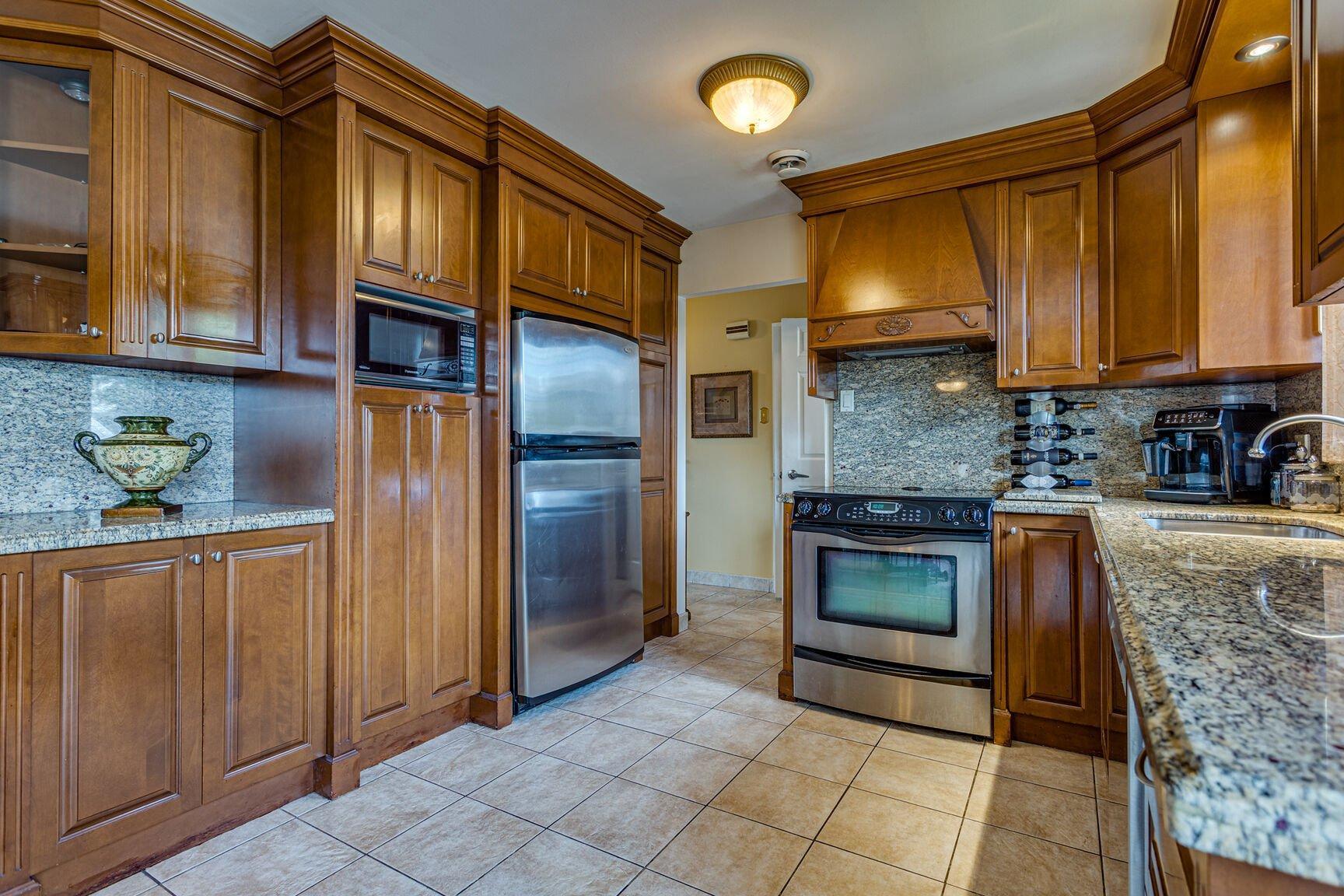 









9021


Av. Choppin

,
Montréal (Anjou),




QC
H1J2A2

