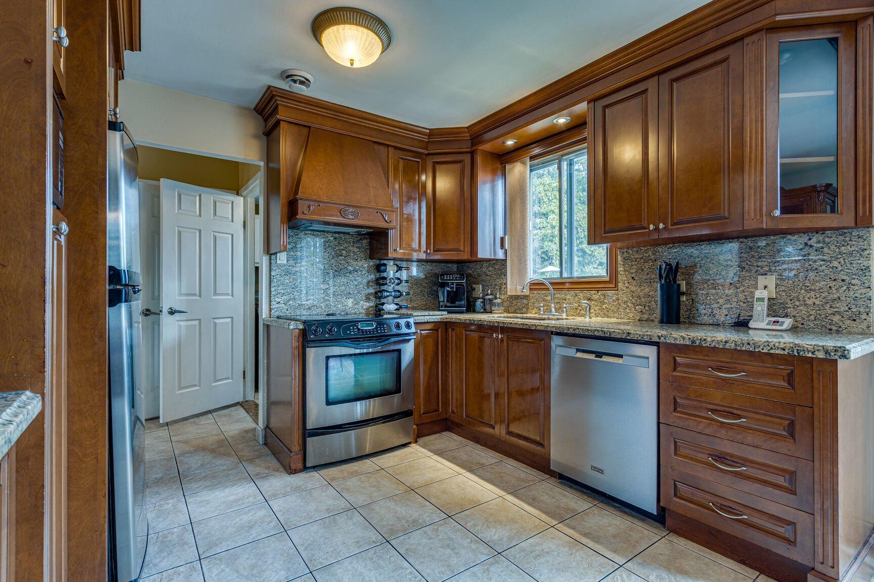 









9021


Av. Choppin

,
Montréal (Anjou),




QC
H1J2A2

