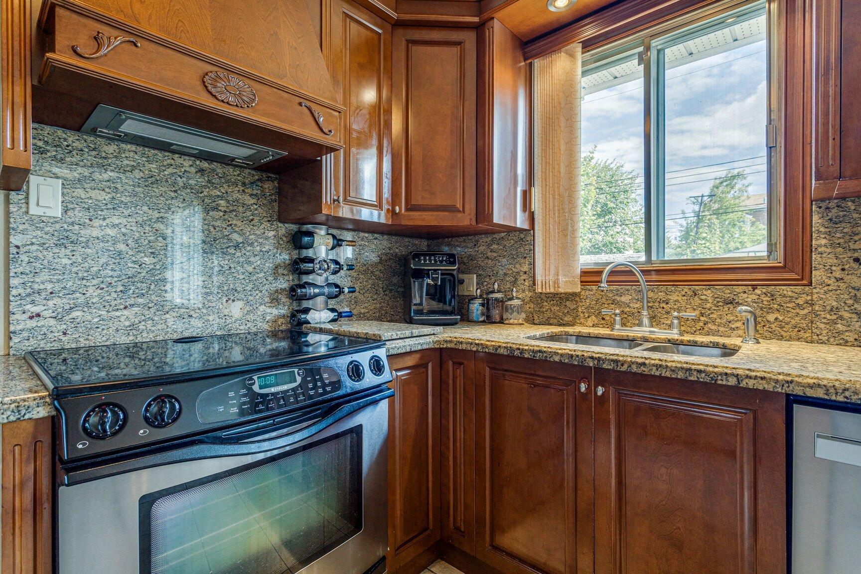 









9021


Av. Choppin

,
Montréal (Anjou),




QC
H1J2A2

