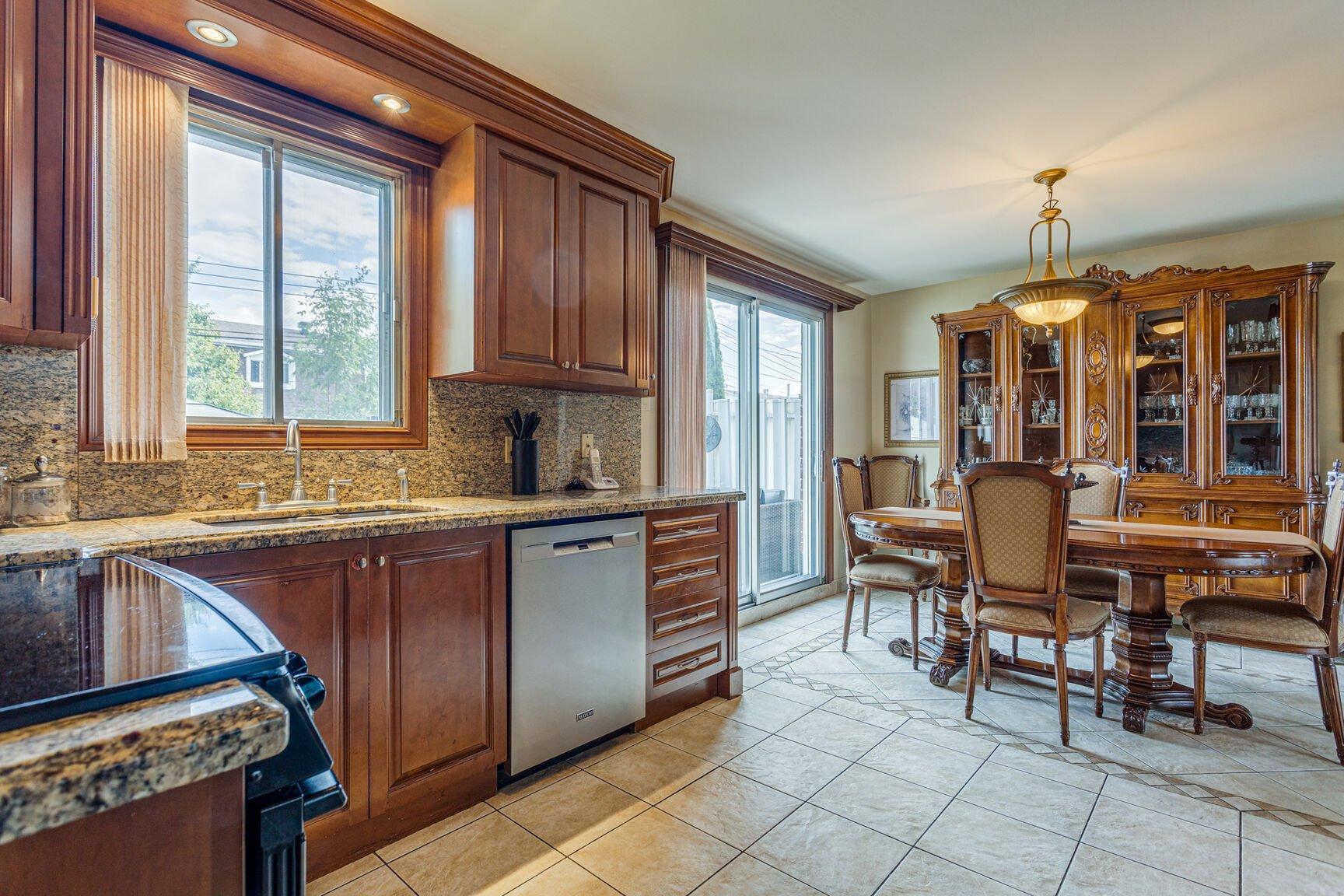 









9021


Av. Choppin

,
Montréal (Anjou),




QC
H1J2A2

