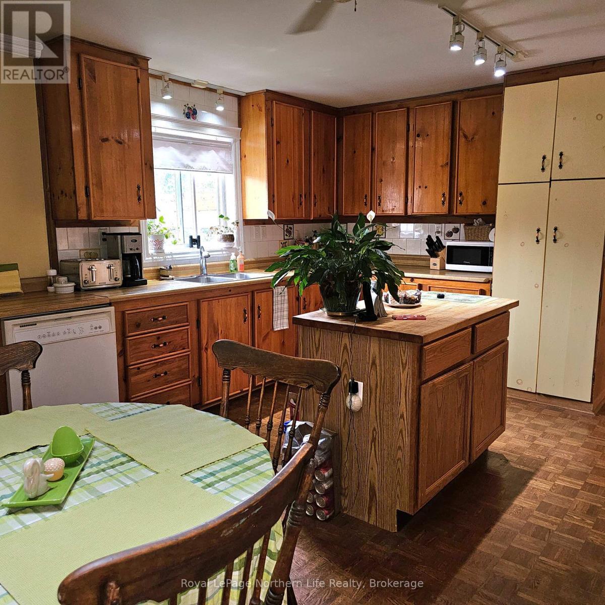 












809 CAMERON ROAD

,
Papineau-Cameron (Papineau Cameron),




Ontario
P0H1V0

