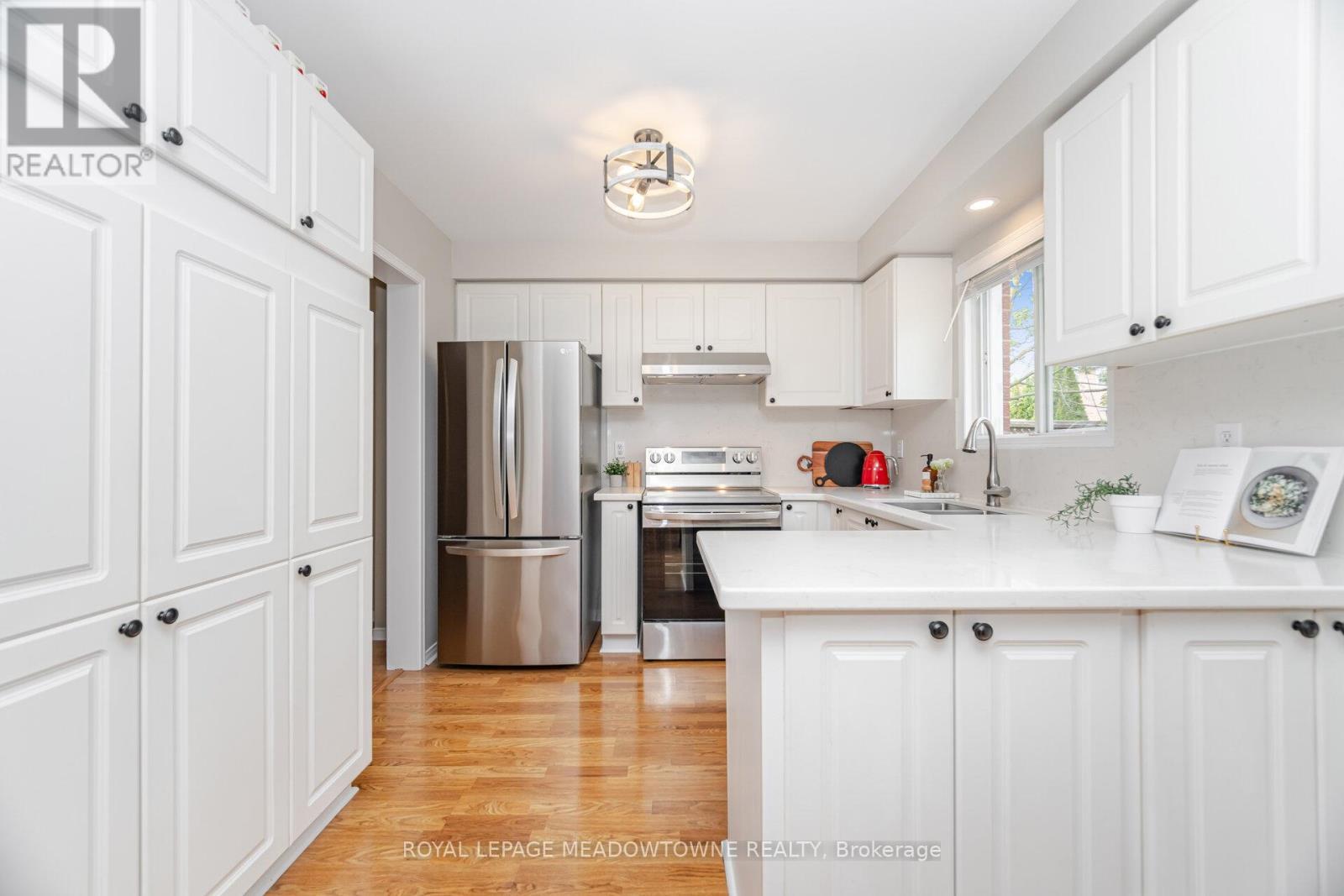 












33 HARROP AVENUE

,
Halton Hills,




Ontario
L7G5R4

