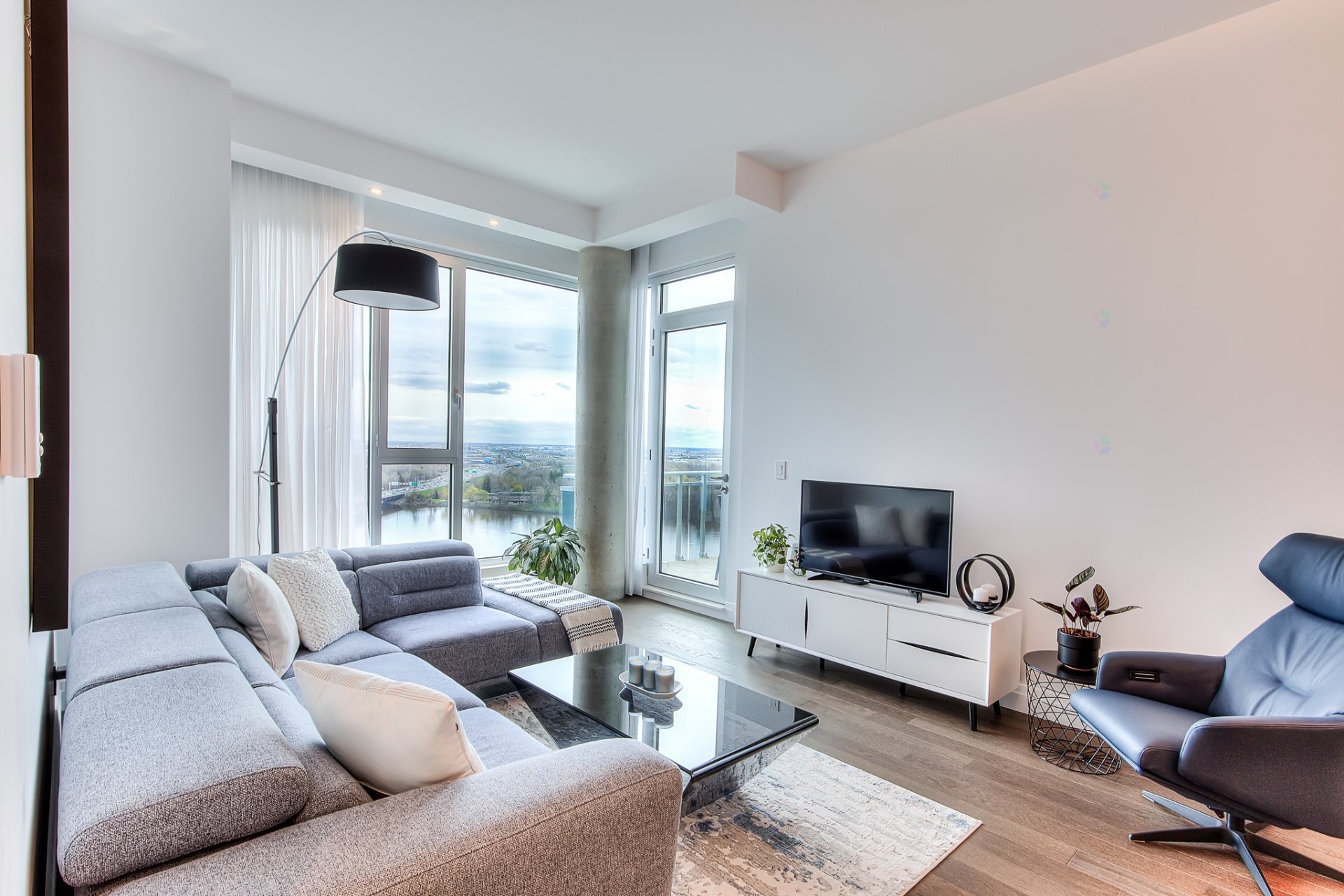 









255


Rue Étienne-Lavoie

, 2004,
Laval (Sainte-Dorothée),




QC
H7X0E5

