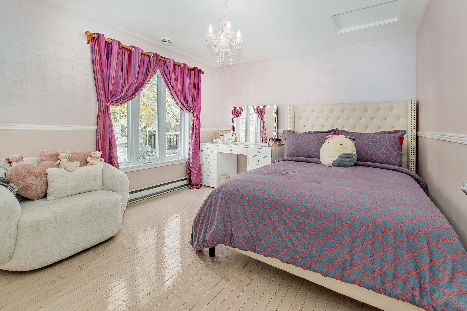 









4083


Rue Olivier

,
Laval (Fabreville),




QC
H7R5X3

