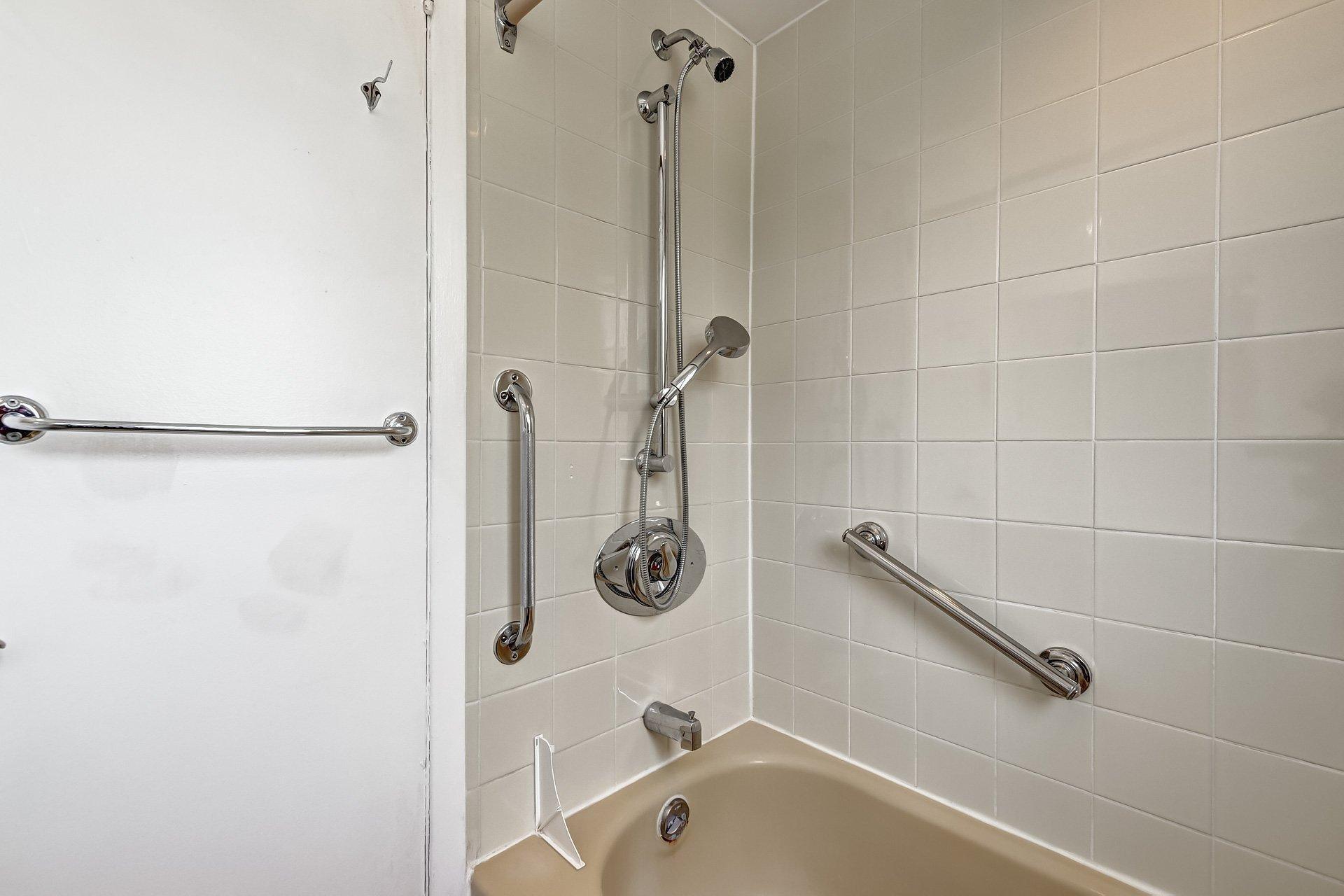 









3834


Ch. de la Côte-de-Liesse

,
Mont-Royal,




QC
H4N2P5

