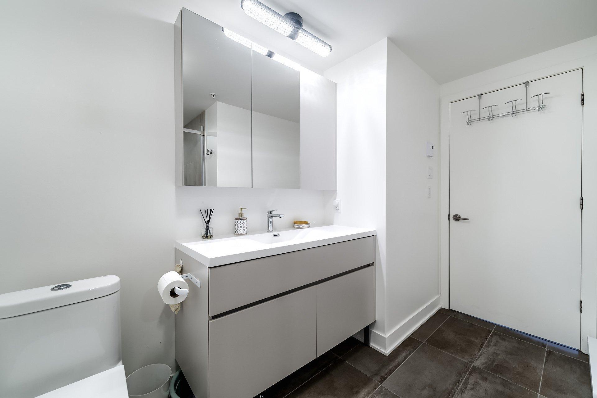 









271


Av. De l'Académie

, 210,
Dorval,




QC
H9S0B4

