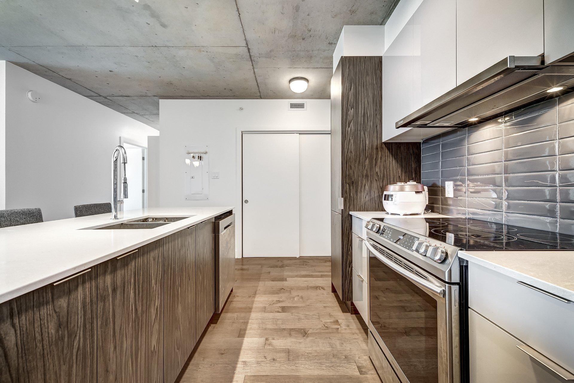 









271


Av. De l'Académie

, 210,
Dorval,




QC
H9S0B4

