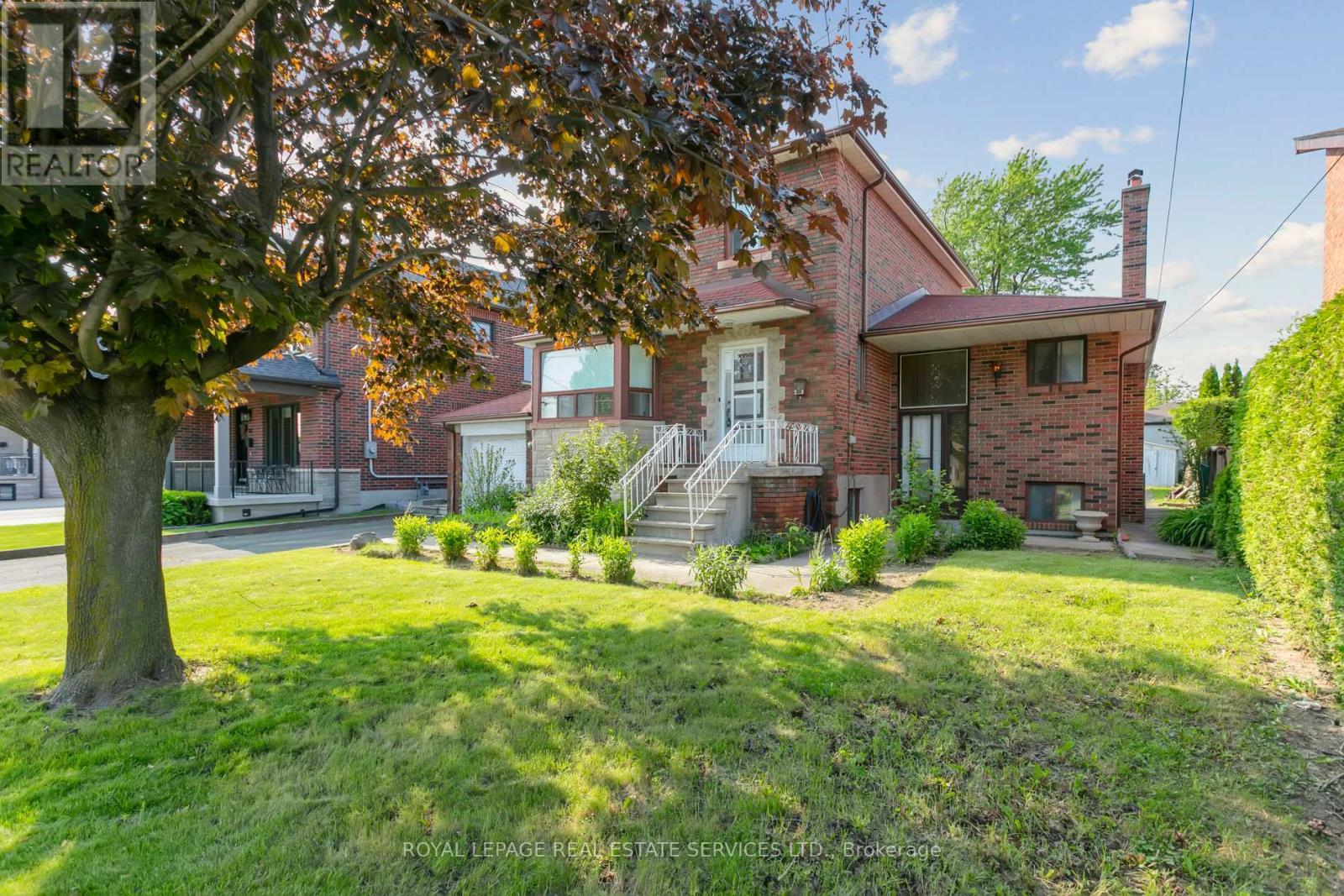 












28 CORNELIUS PARKWAY

,
Toronto,




Ontario
M6L2K3

