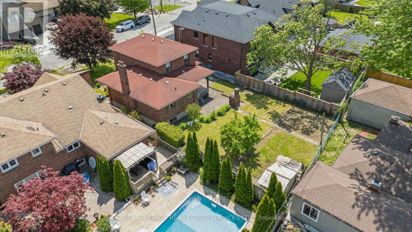 












28 CORNELIUS PARKWAY

,
Toronto,




Ontario
M6L2K3

