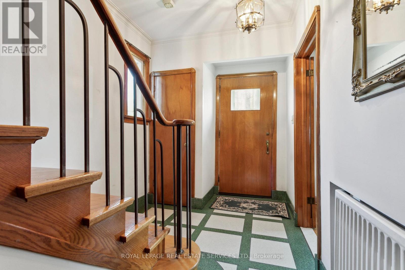 












28 CORNELIUS PARKWAY

,
Toronto,




Ontario
M6L2K3

