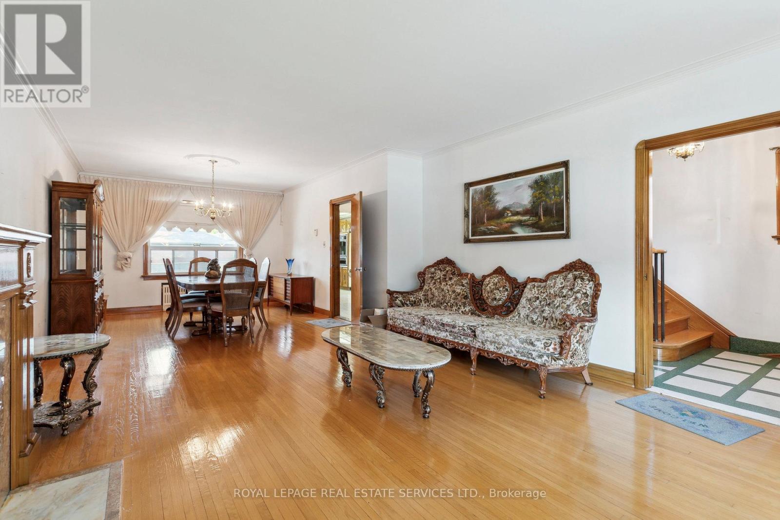 












28 CORNELIUS PARKWAY

,
Toronto,




Ontario
M6L2K3

