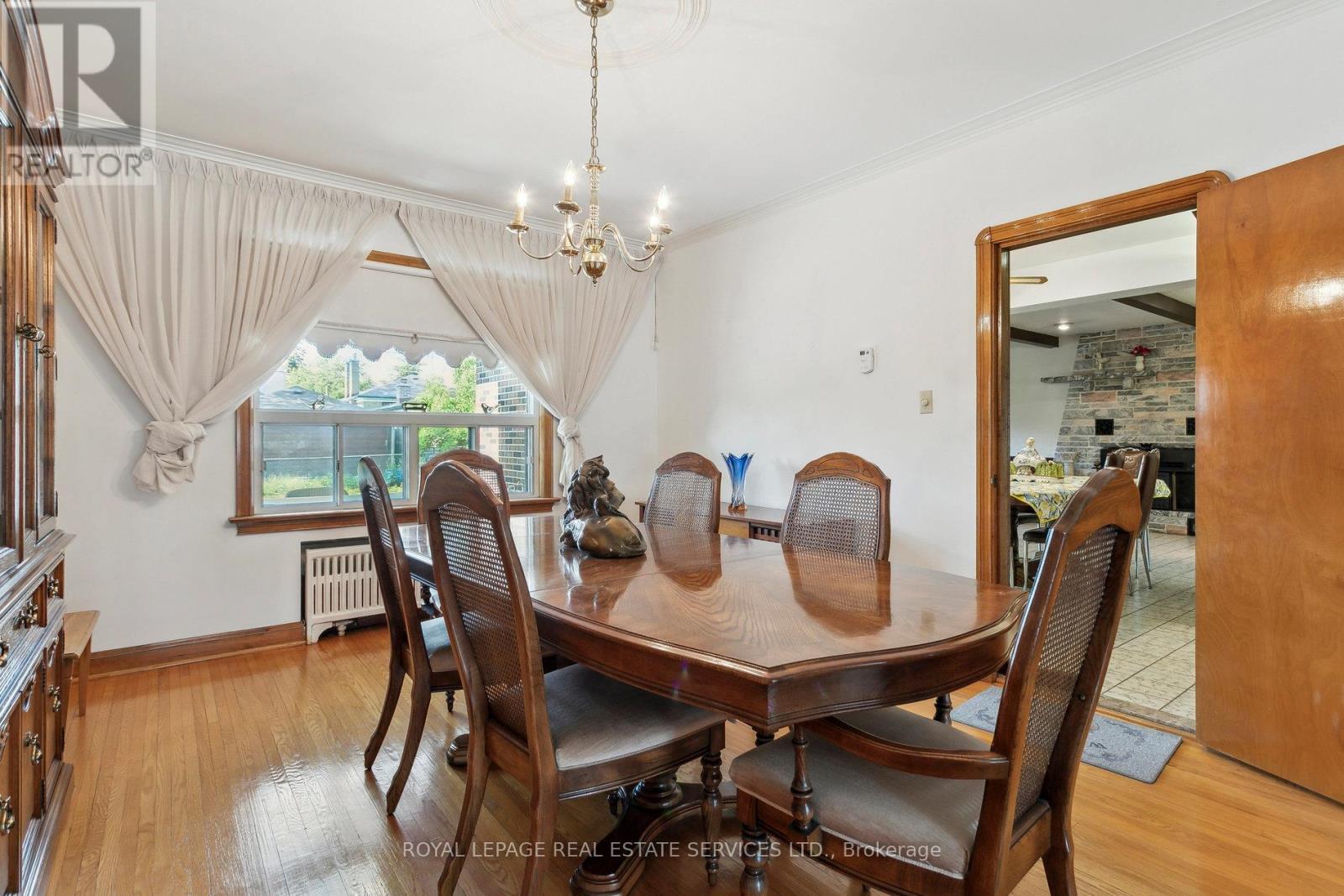 












28 CORNELIUS PARKWAY

,
Toronto,




Ontario
M6L2K3

