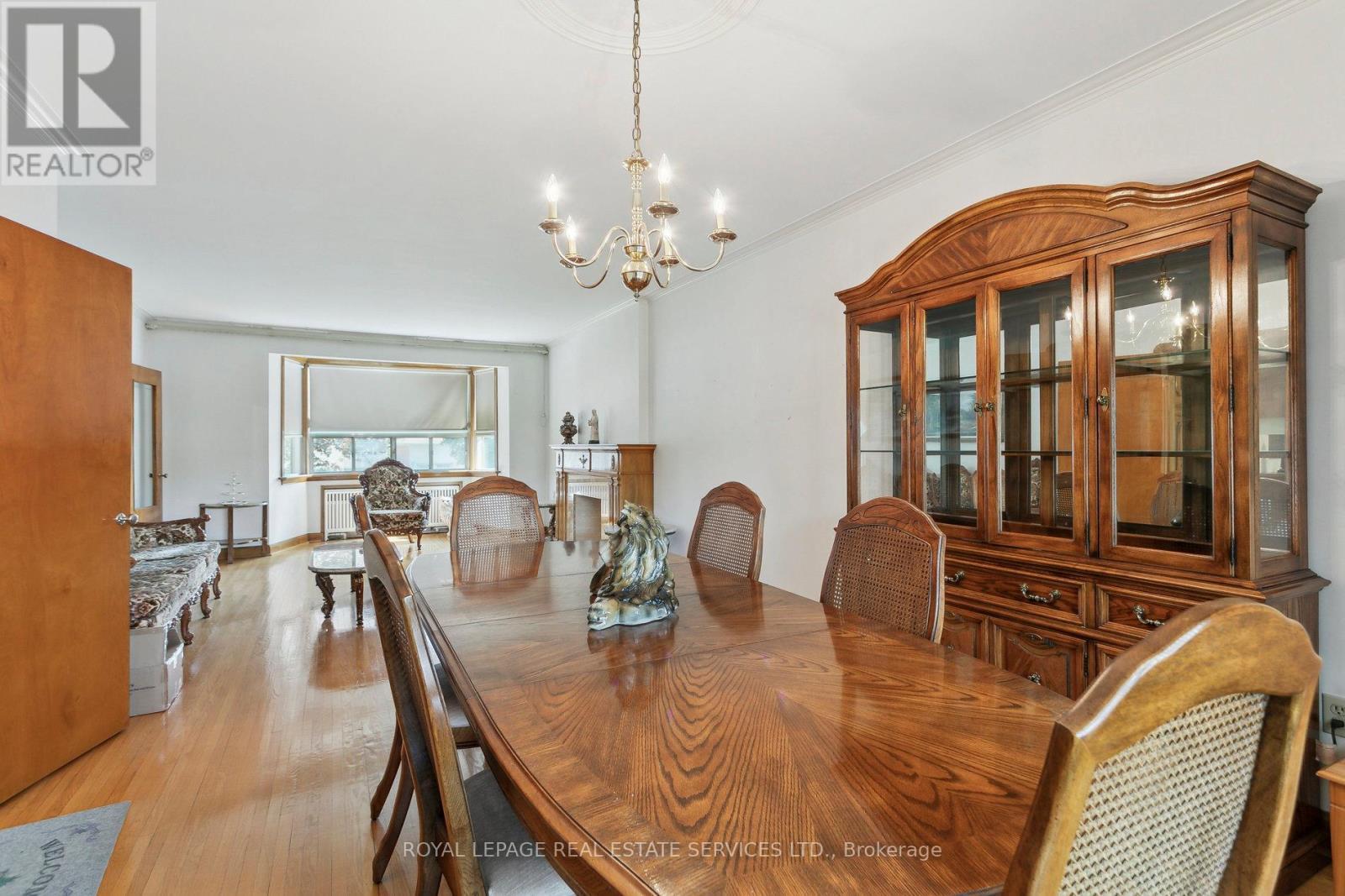 












28 CORNELIUS PARKWAY

,
Toronto,




Ontario
M6L2K3

