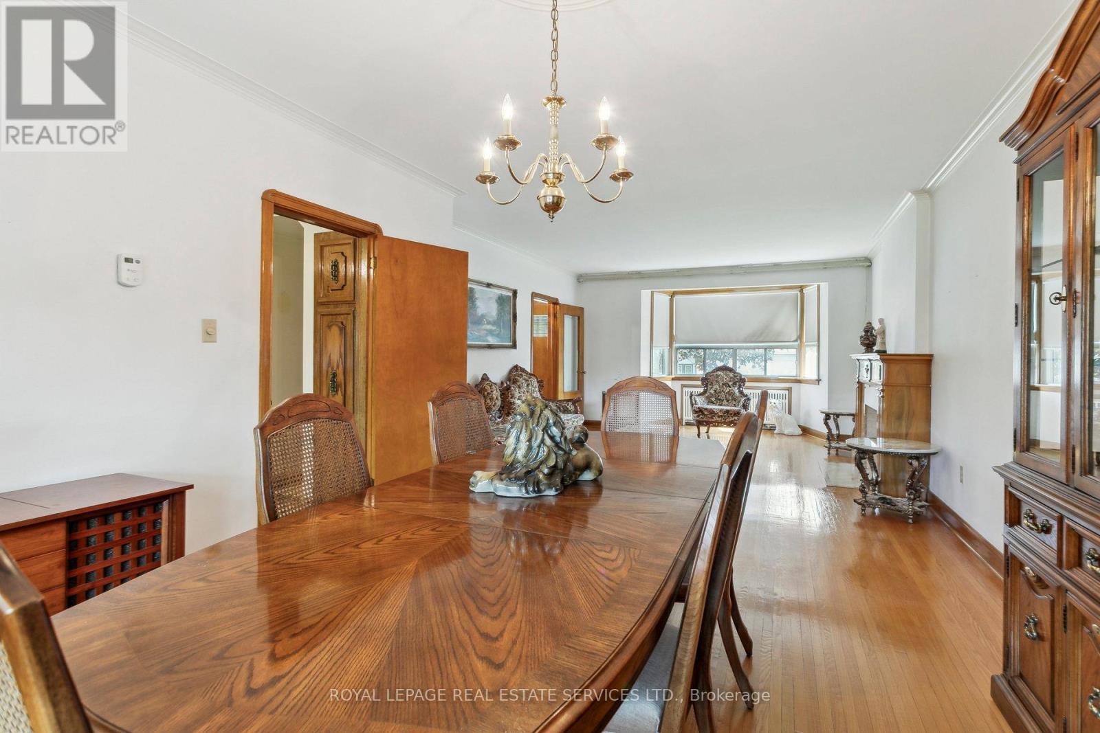 












28 CORNELIUS PARKWAY

,
Toronto,




Ontario
M6L2K3

