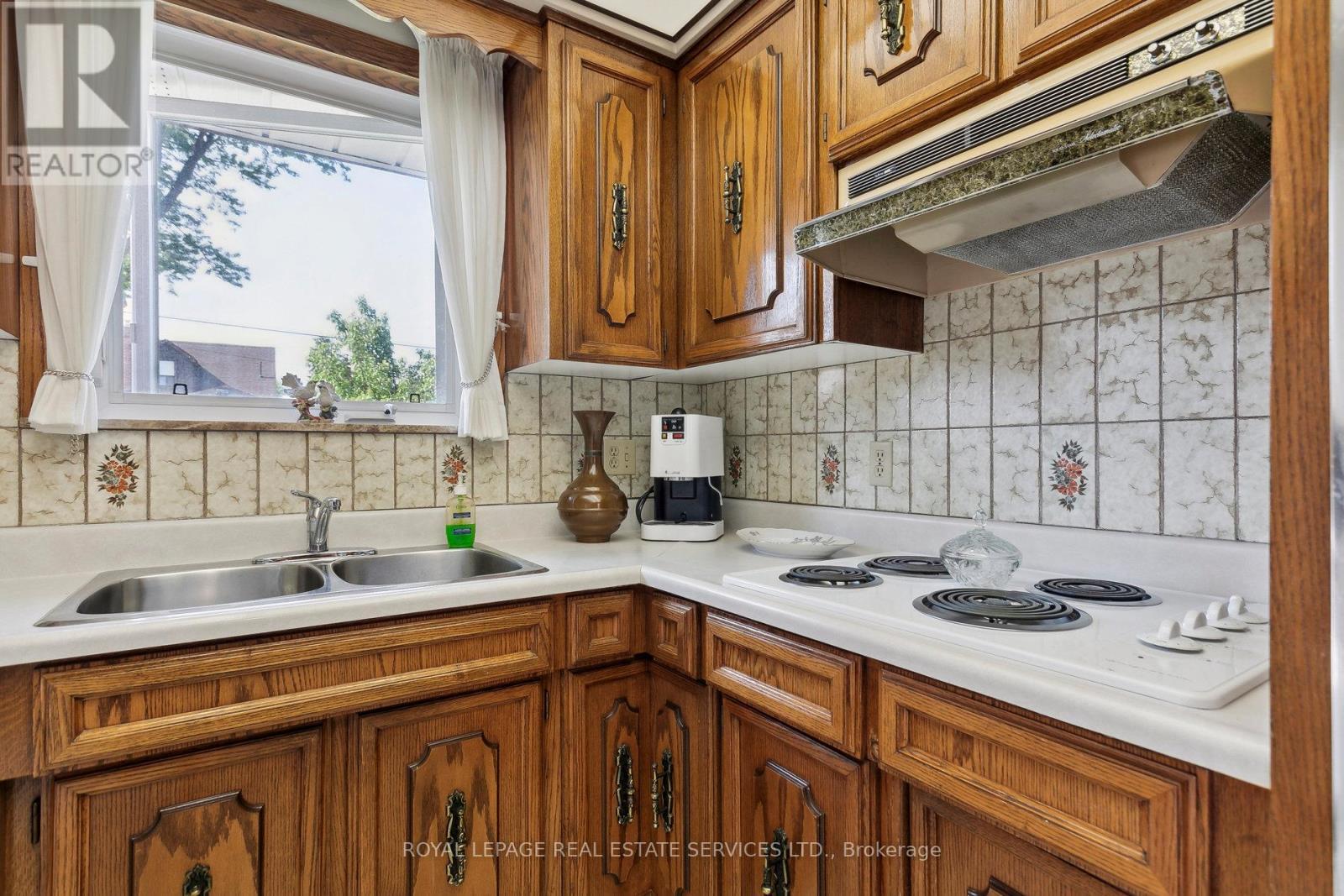 












28 CORNELIUS PARKWAY

,
Toronto,




Ontario
M6L2K3

