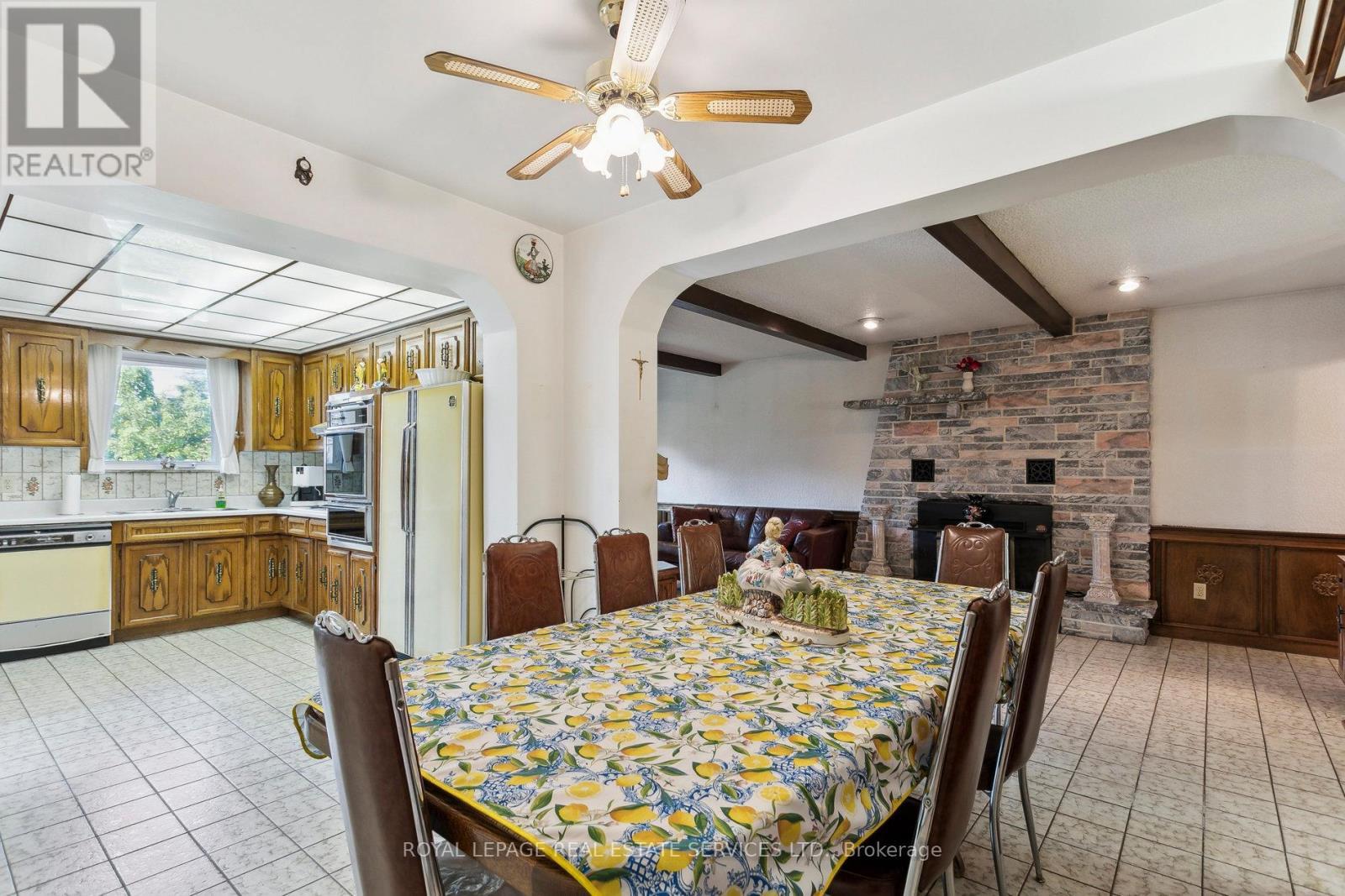 












28 CORNELIUS PARKWAY

,
Toronto,




Ontario
M6L2K3

