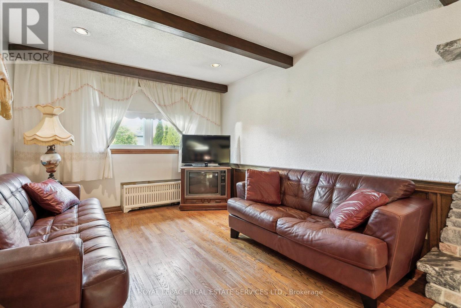 












28 CORNELIUS PARKWAY

,
Toronto,




Ontario
M6L2K3

