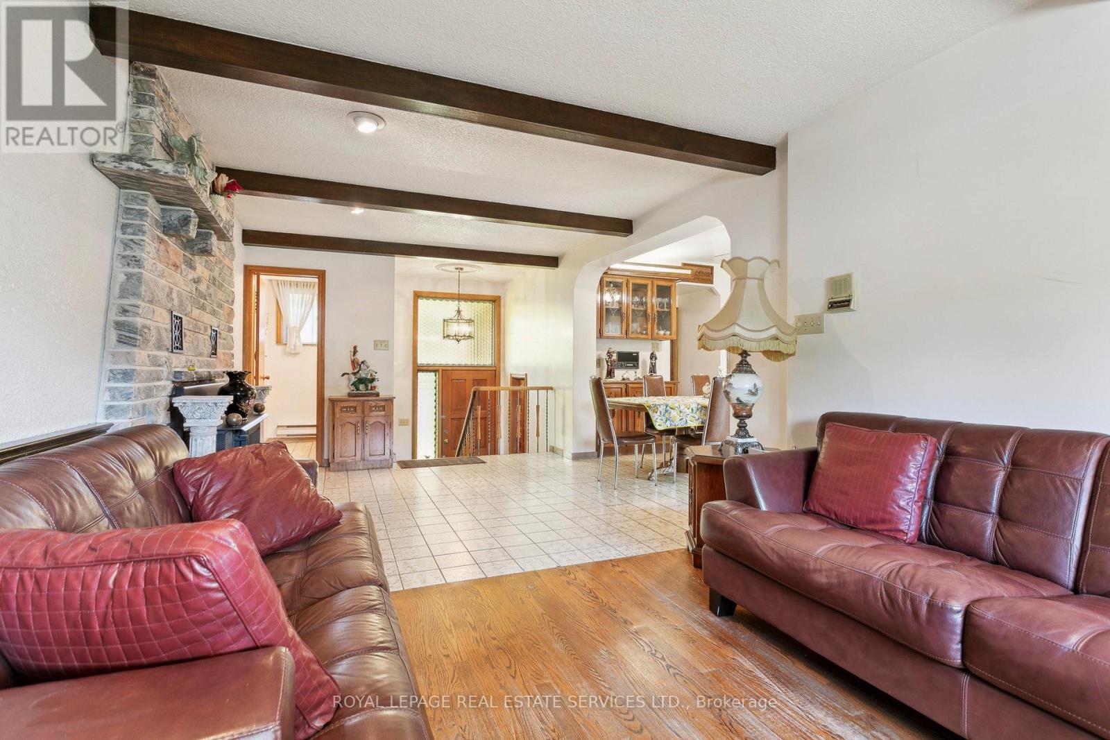 












28 CORNELIUS PARKWAY

,
Toronto,




Ontario
M6L2K3

