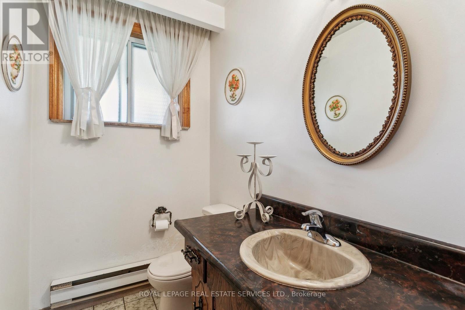 












28 CORNELIUS PARKWAY

,
Toronto,




Ontario
M6L2K3

