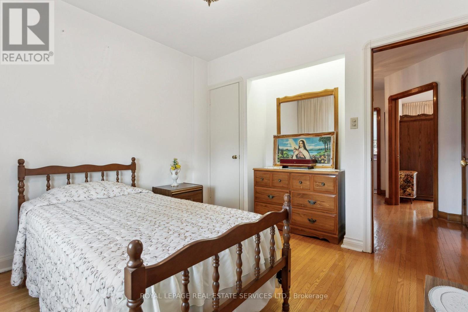 












28 CORNELIUS PARKWAY

,
Toronto,




Ontario
M6L2K3

