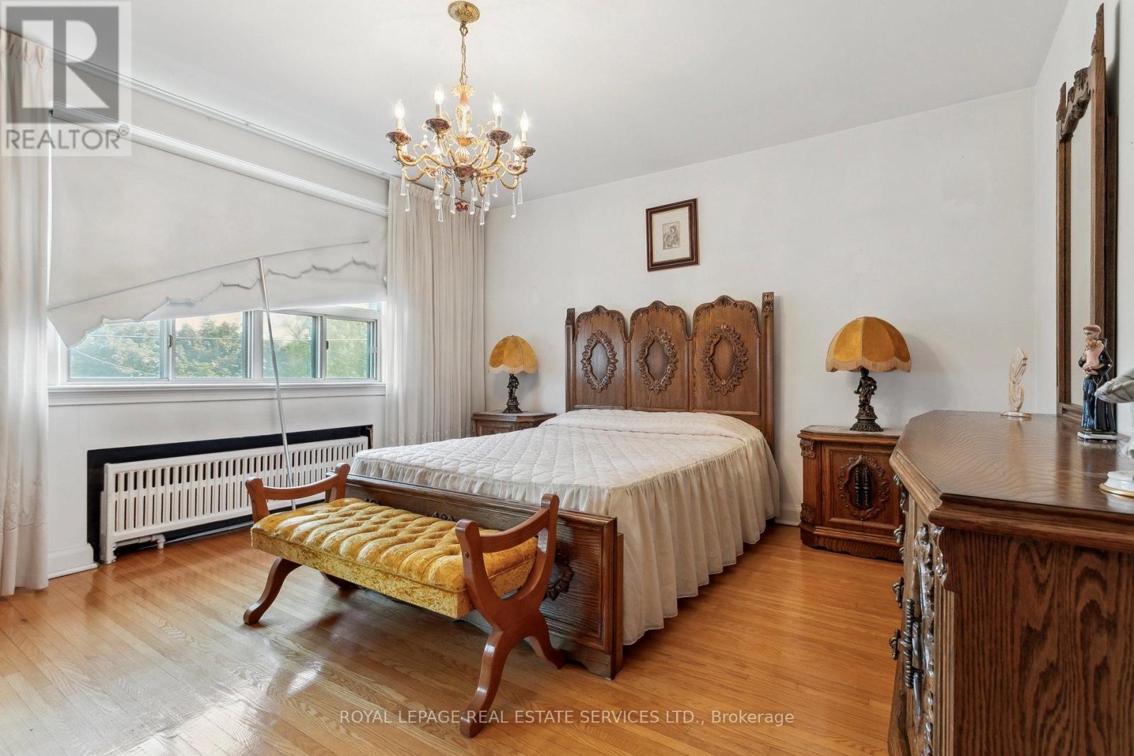 












28 CORNELIUS PARKWAY

,
Toronto,




Ontario
M6L2K3

