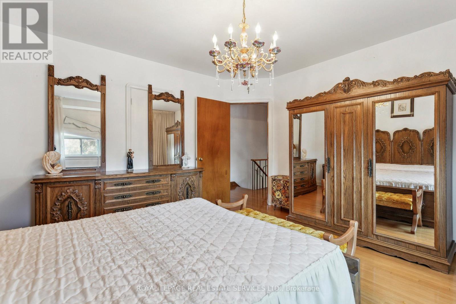 












28 CORNELIUS PARKWAY

,
Toronto,




Ontario
M6L2K3

