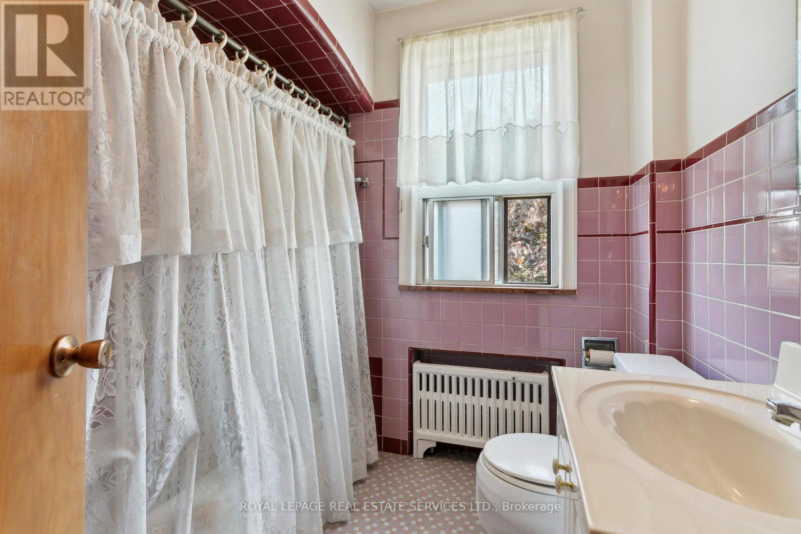 












28 CORNELIUS PARKWAY

,
Toronto,




Ontario
M6L2K3

