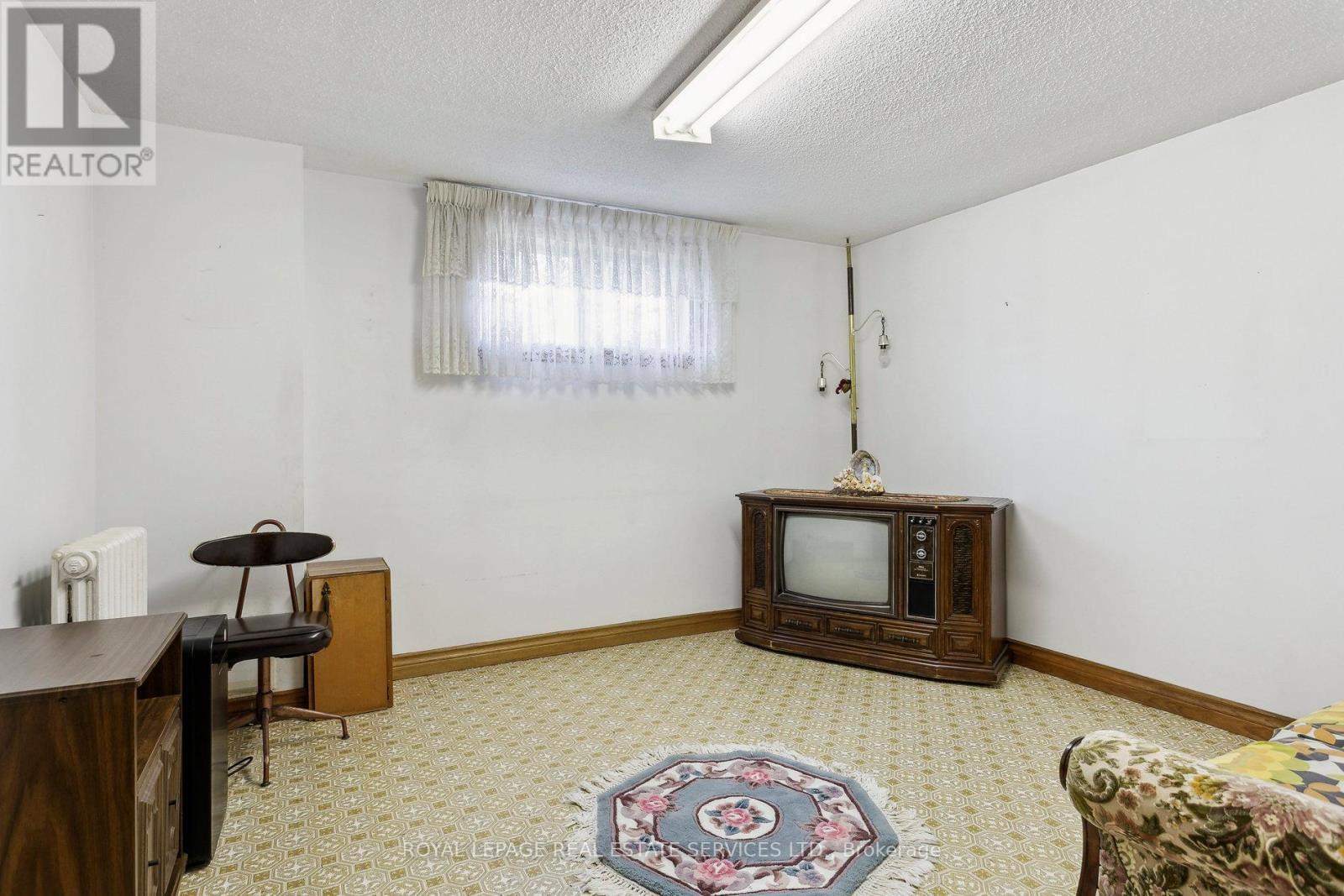 












28 CORNELIUS PARKWAY

,
Toronto,




Ontario
M6L2K3

