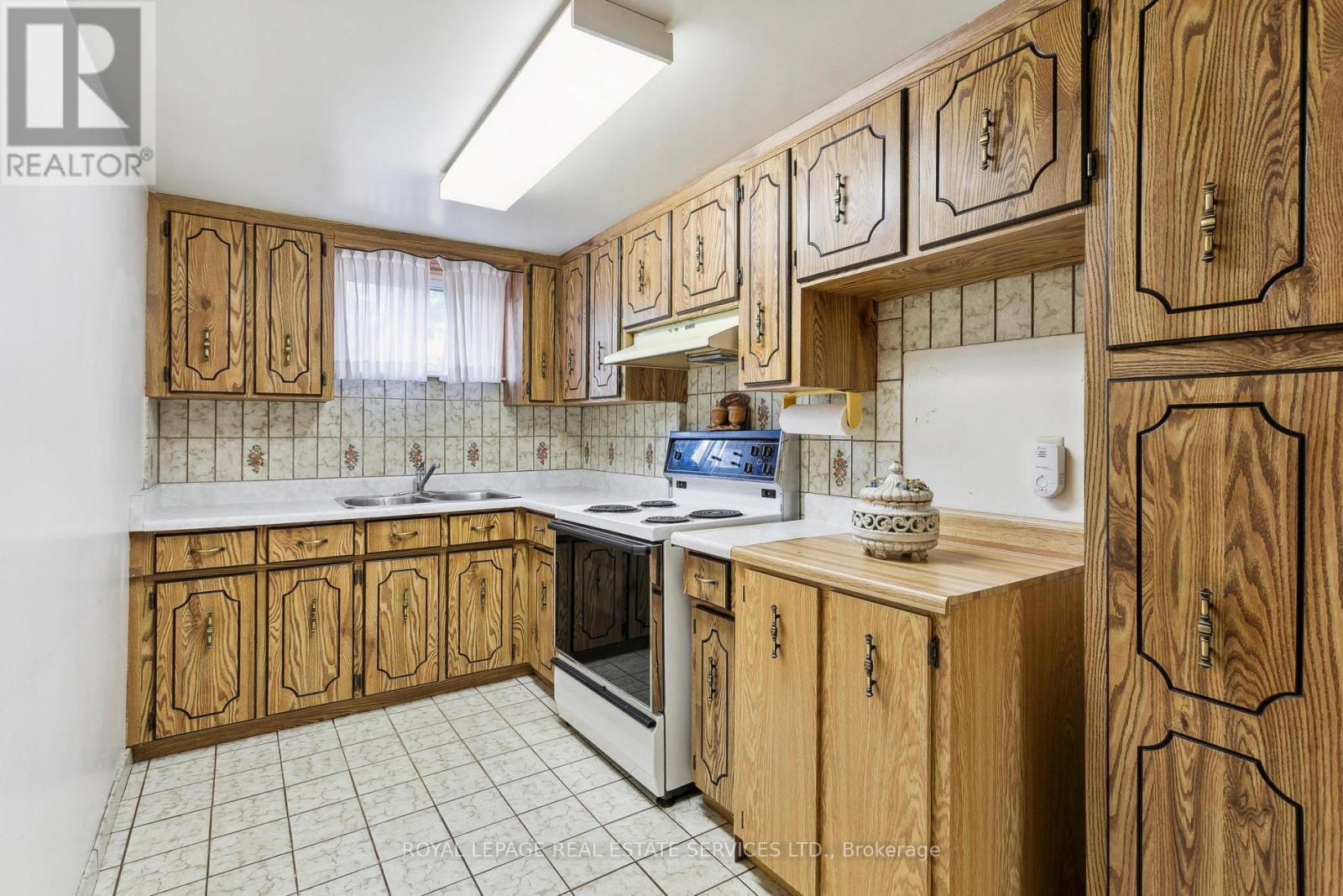 












28 CORNELIUS PARKWAY

,
Toronto,




Ontario
M6L2K3

