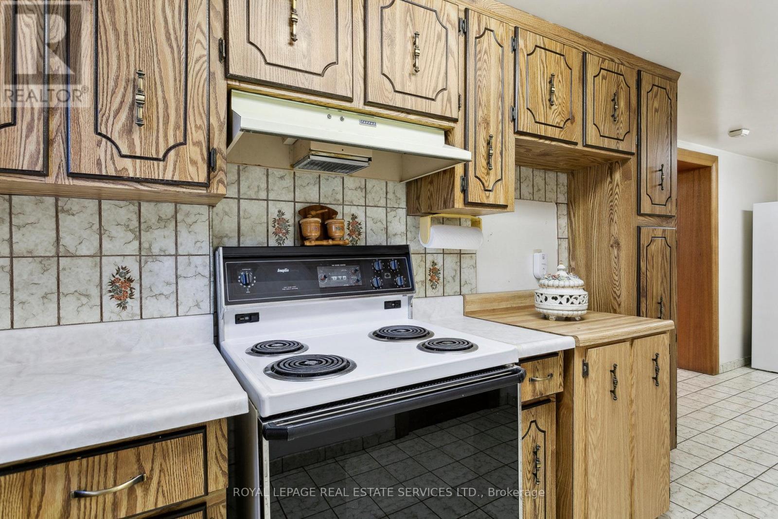 












28 CORNELIUS PARKWAY

,
Toronto,




Ontario
M6L2K3

