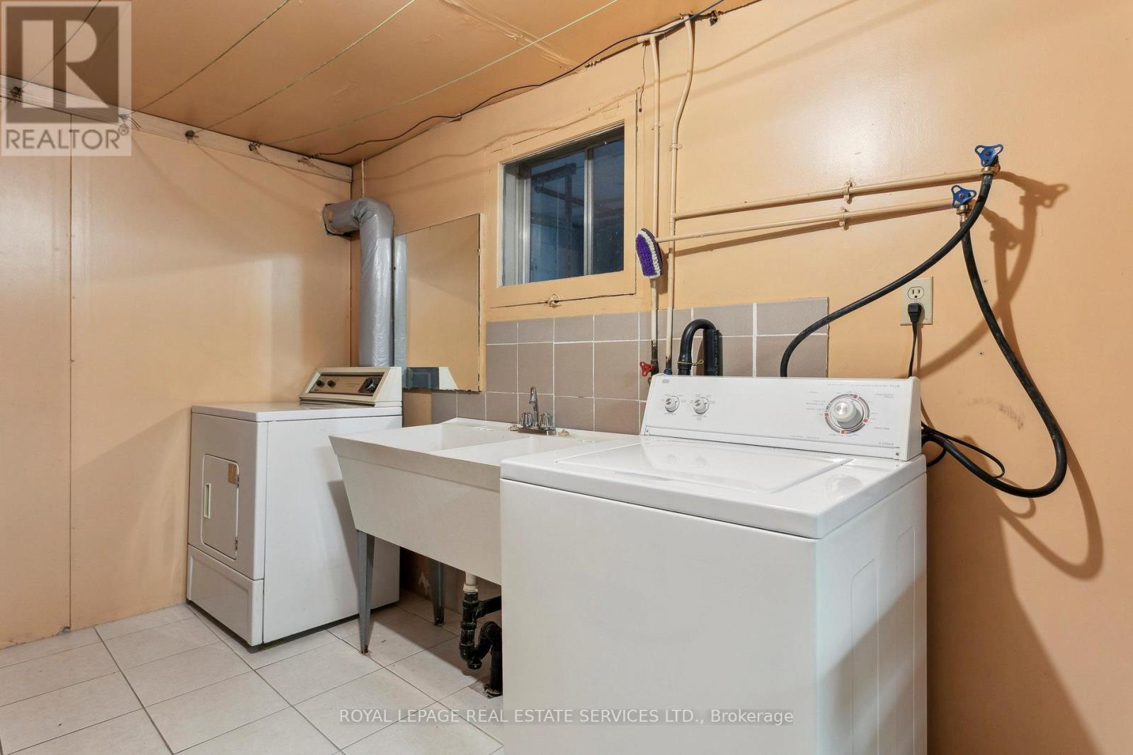 












28 CORNELIUS PARKWAY

,
Toronto,




Ontario
M6L2K3

