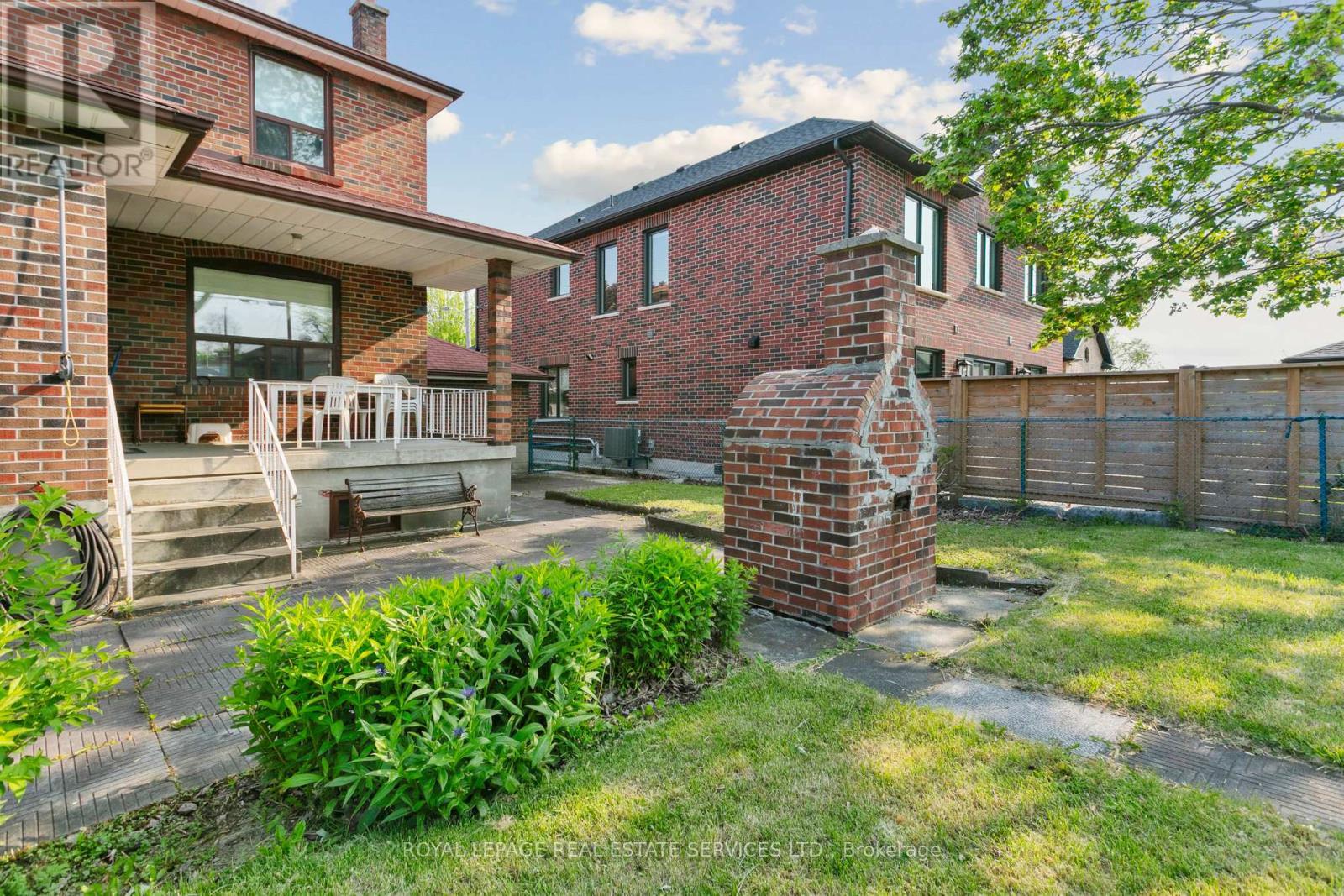 












28 CORNELIUS PARKWAY

,
Toronto,




Ontario
M6L2K3

