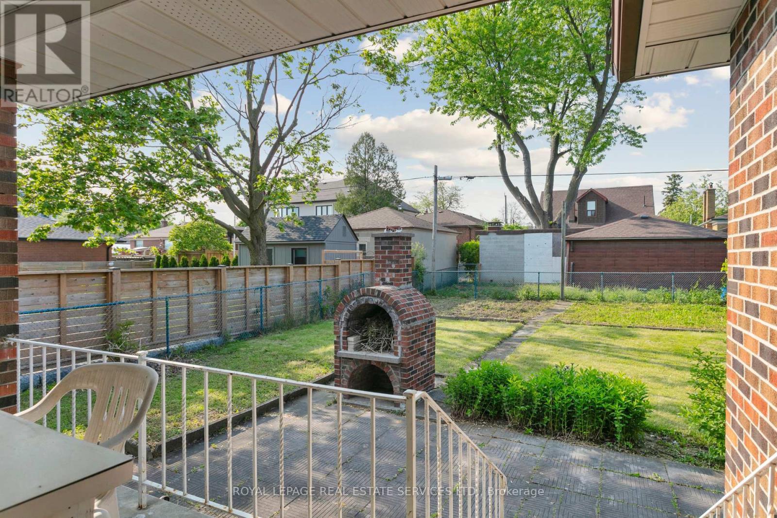 












28 CORNELIUS PARKWAY

,
Toronto,




Ontario
M6L2K3

