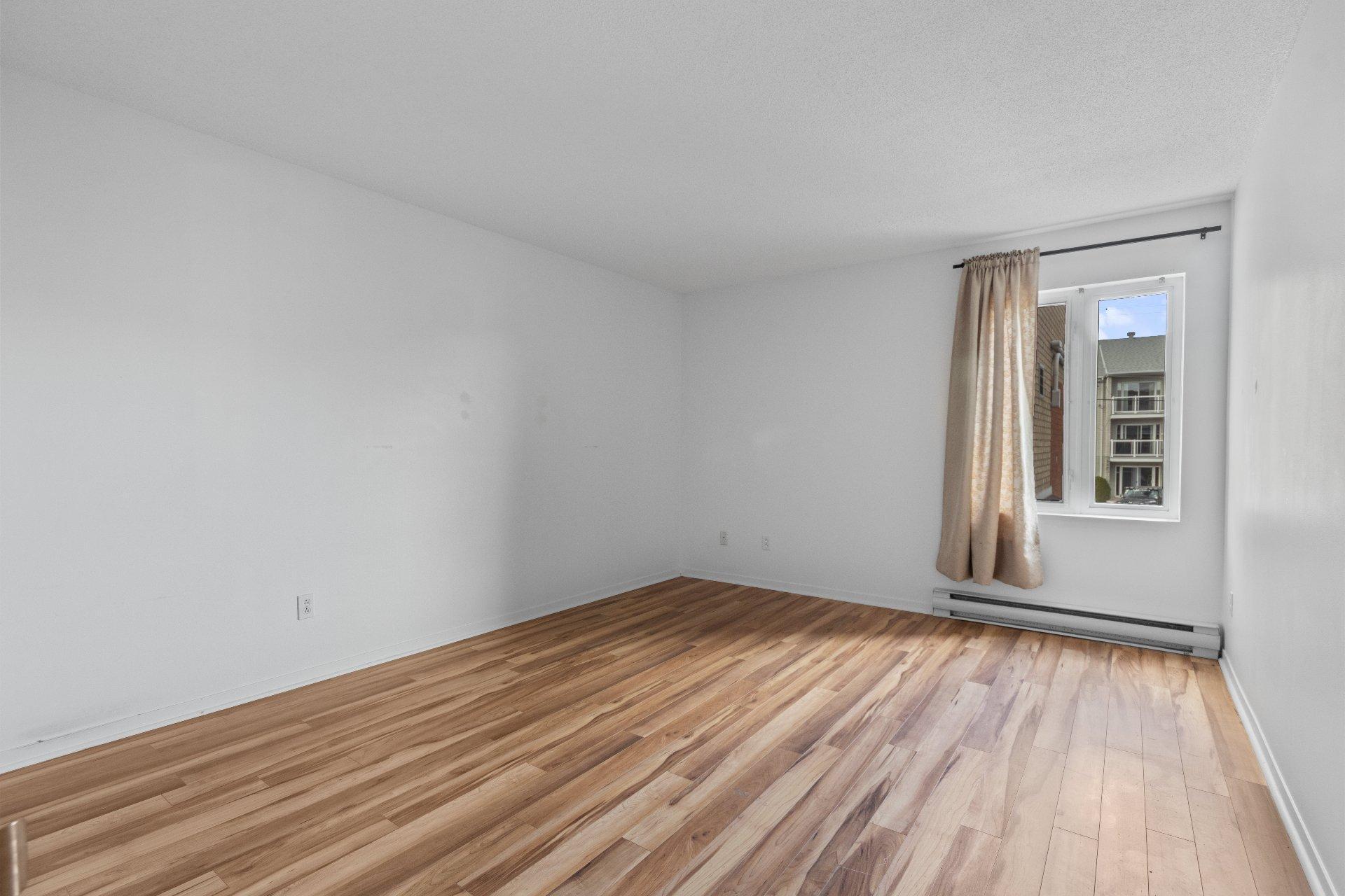 









2450


Boul. Jacques-Marcil

, 209,
Longueuil (Saint-Hubert),




QC
J3Y9A3

