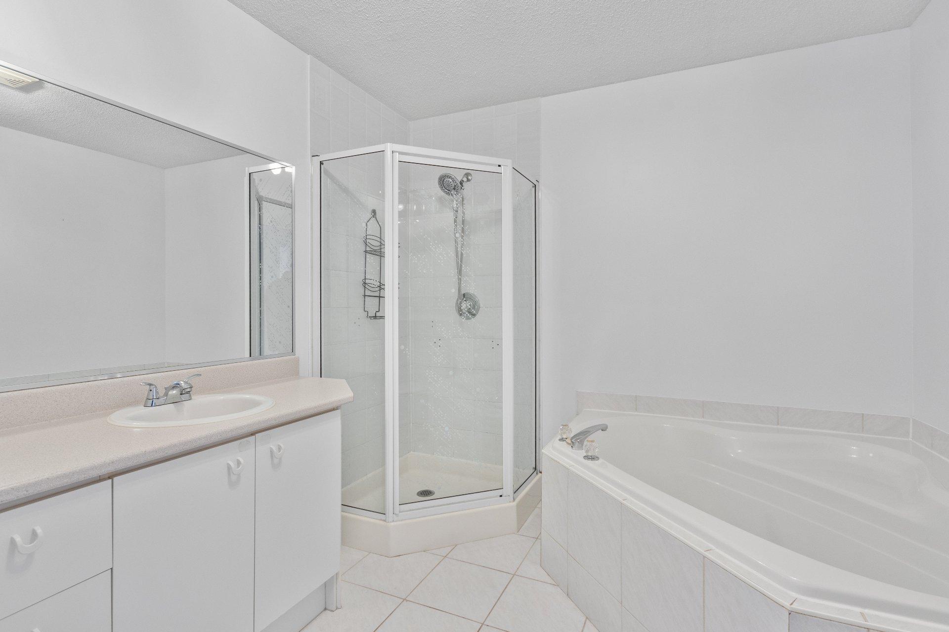 









2450


Boul. Jacques-Marcil

, 209,
Longueuil (Saint-Hubert),




QC
J3Y9A3

