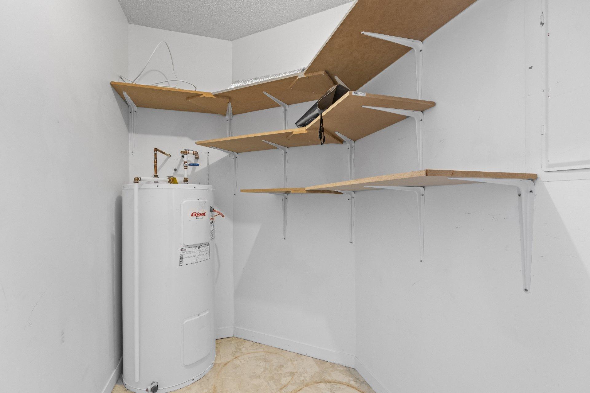 









2450


Boul. Jacques-Marcil

, 209,
Longueuil (Saint-Hubert),




QC
J3Y9A3

